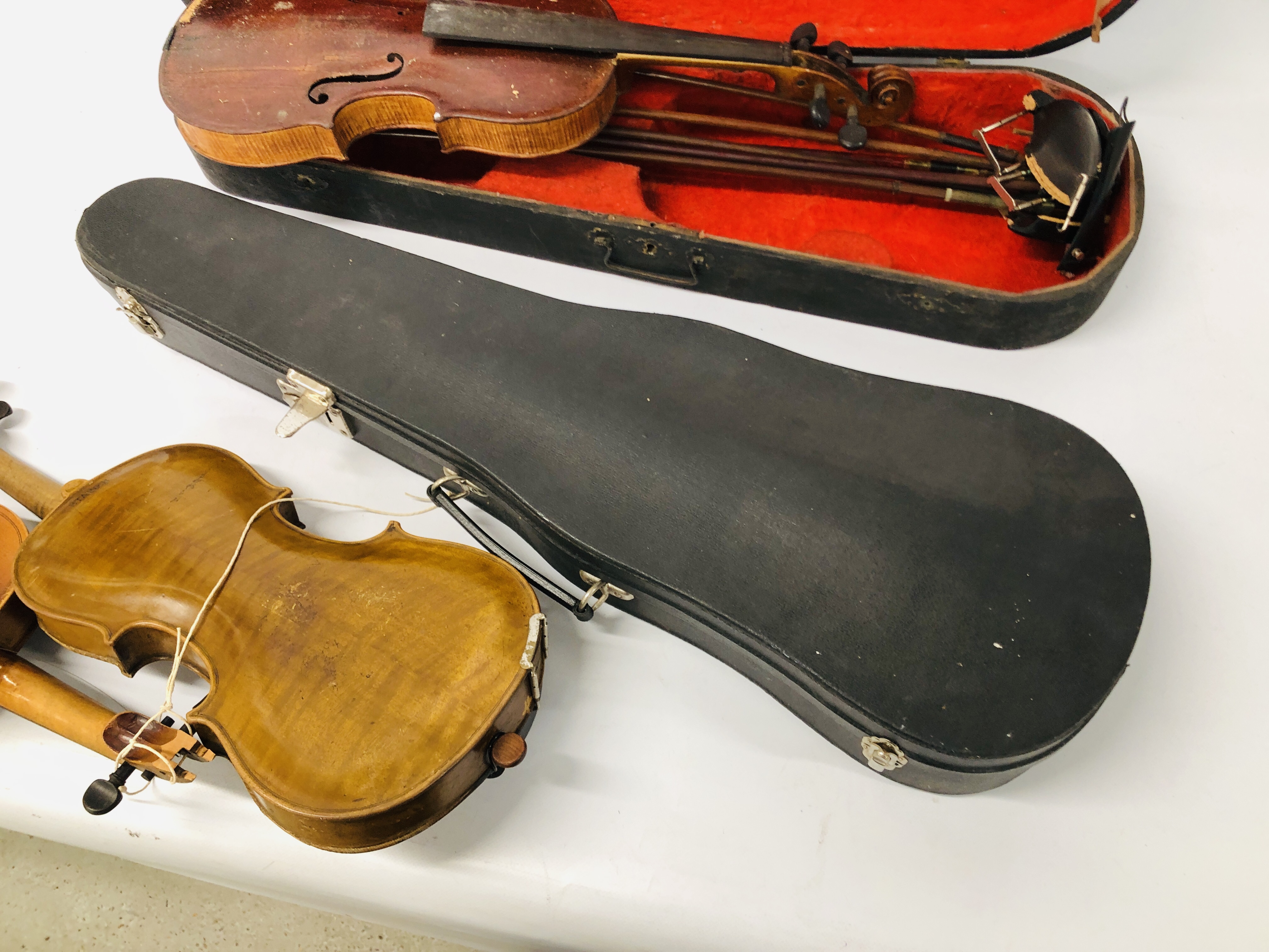 4 X VINTAGE VIOLINS AND 2 WOODEN CASES, VARIOUS BOWS (NO STRINGS) FOR RESTORATION. - Image 14 of 20