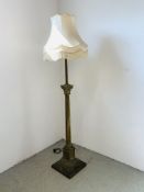 AN IMPRESSIVE HEAVY BRASS CORINTHIAN COLUMN FLOOR STANDING LAMP - SOLD AS SEEN.