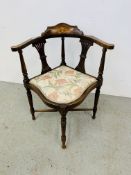 AN ANTIQUE MAHOGANY CORNER CHAIR WITH STRUNG BACK AND INLAID DETAIL.