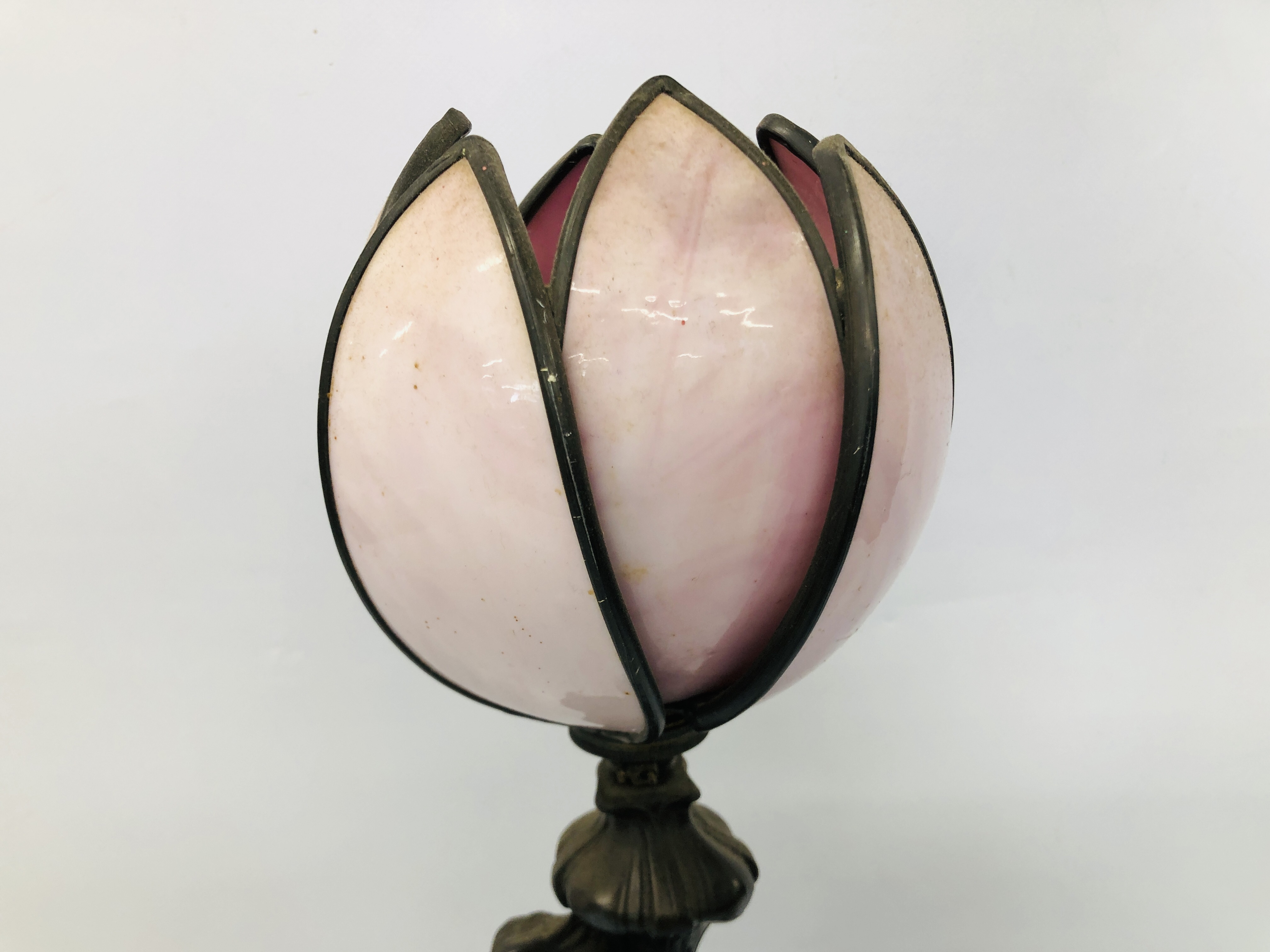 REPRODUCTION ART NOUVEAU STYLE TABLE LAMP WITH PINK STAINED GLASS CROCUS SHADE HEIGHT 48CM - SOLD - Image 2 of 5