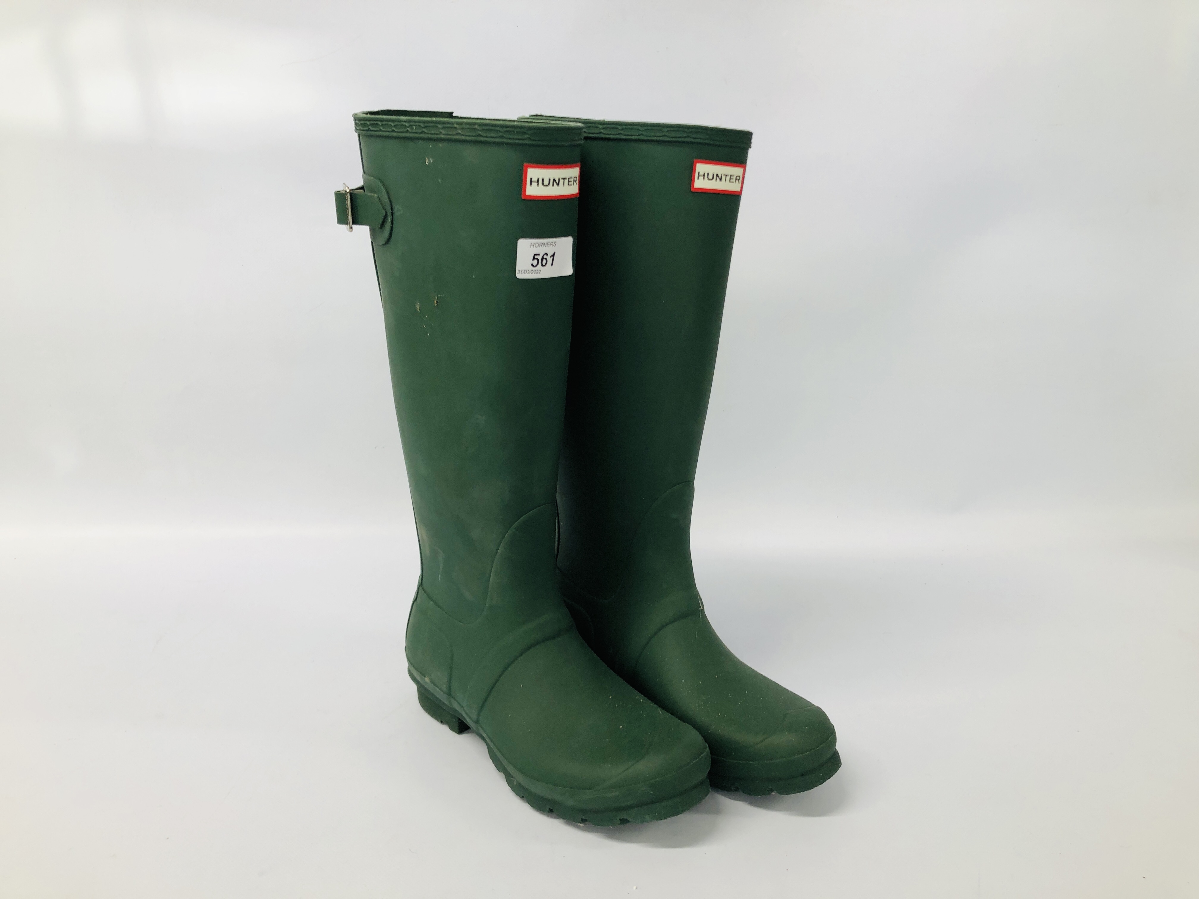 A PAIR OF AS NEW HUNTER WELLINGTON BOOTS SIZE 5.