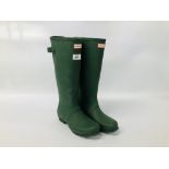 A PAIR OF AS NEW HUNTER WELLINGTON BOOTS SIZE 5.