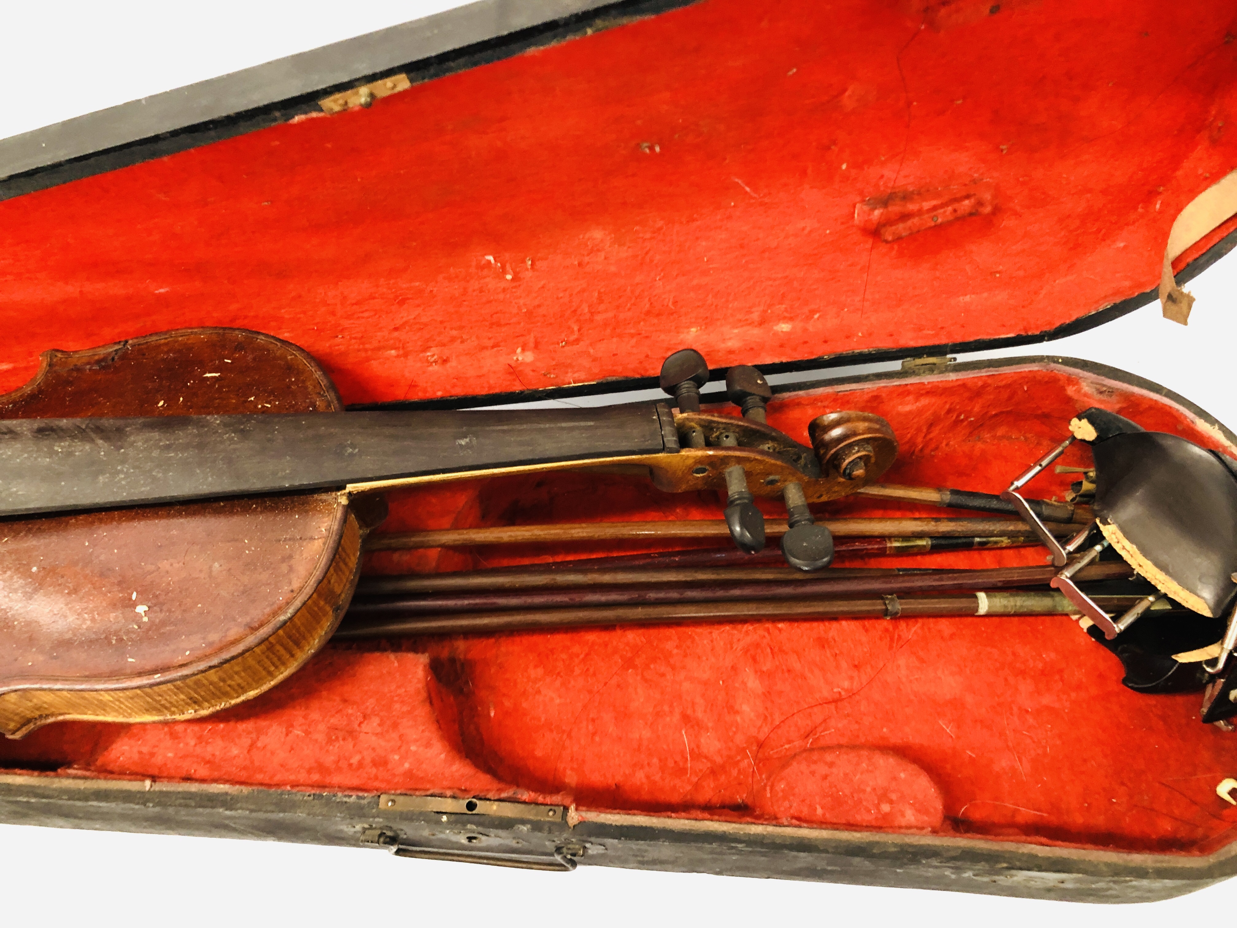 4 X VINTAGE VIOLINS AND 2 WOODEN CASES, VARIOUS BOWS (NO STRINGS) FOR RESTORATION. - Image 16 of 20