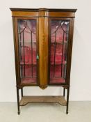 AN EDWARDIAN MAHOGANY DISPLAY CABINET STANDING ON SQUARE TAPERED LEGS WITH STRINGING INLAY WIDTH