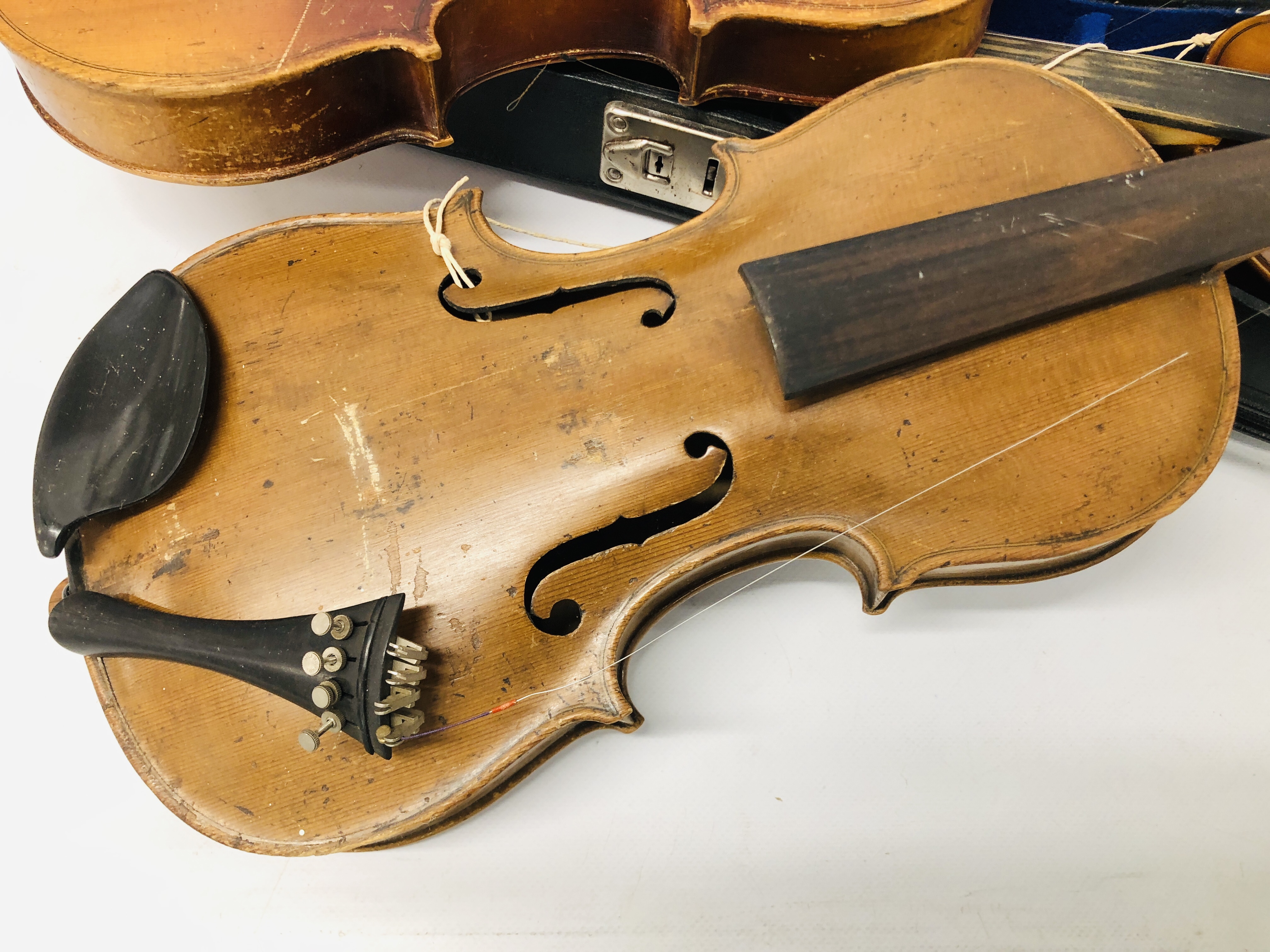 4 X VINTAGE VIOLINS AND 2 WOODEN CASES, VARIOUS BOWS (NO STRINGS) FOR RESTORATION. - Image 2 of 20