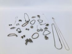 1 SMALL BOX SILVER TONE JEWELLERY TO INCLUDE NECKLACES AND BROOCHES ETC.