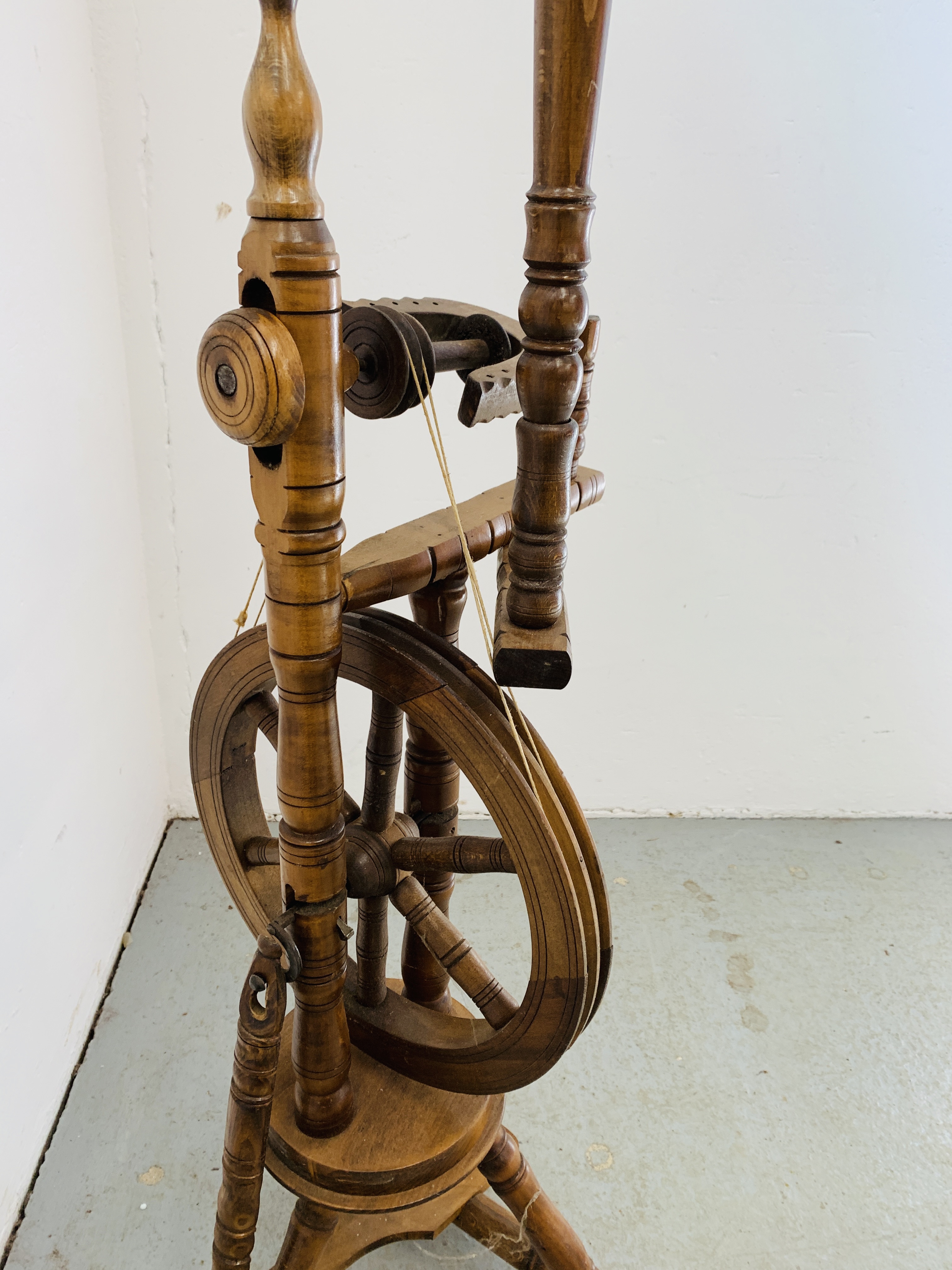 A REPRODUCTION SPINNING WHEEL HEIGHT 100CM. - Image 4 of 5