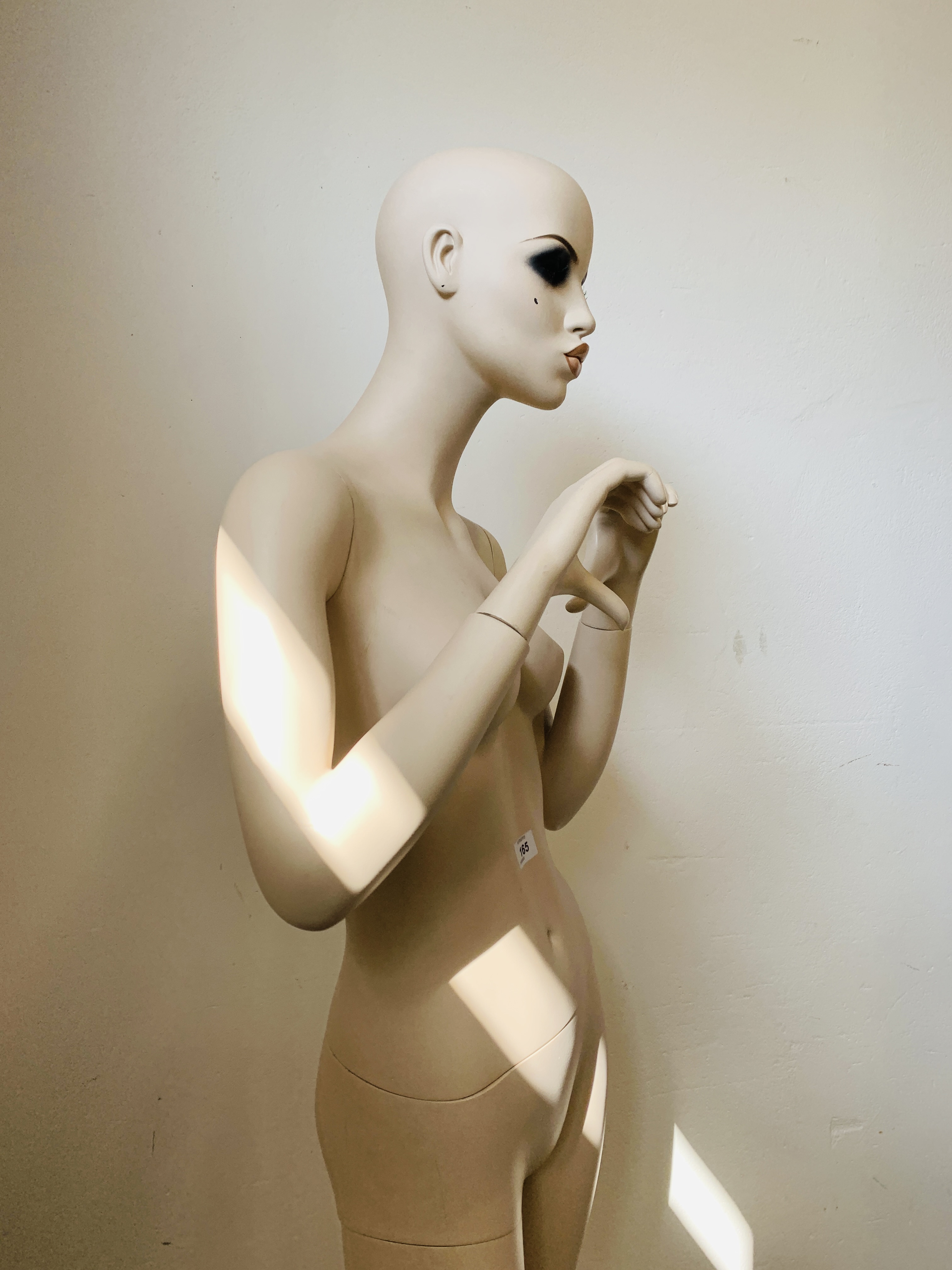 A FEMALE SHOP MANNEQUIN. - Image 6 of 6