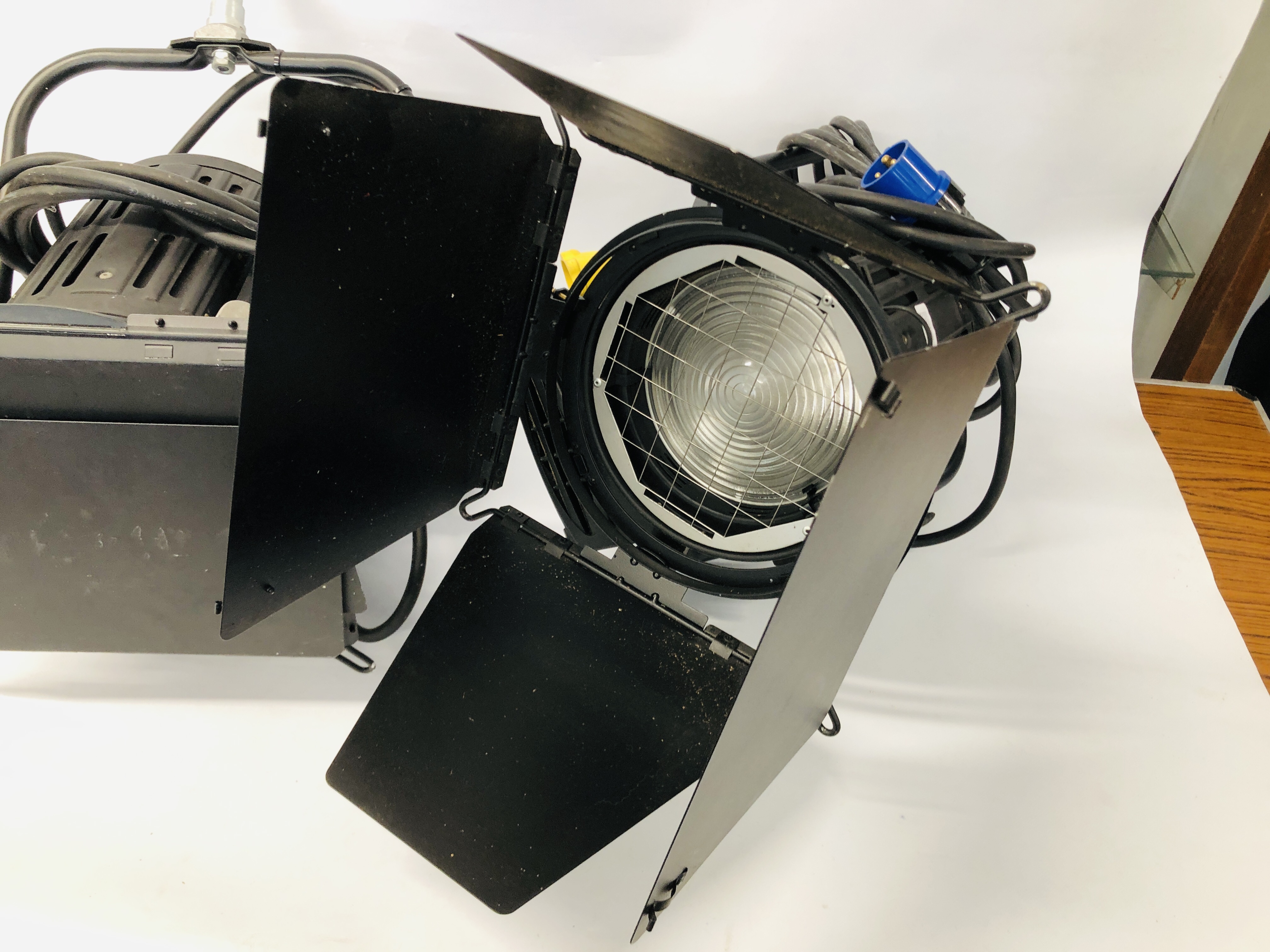 2 X SACHTLER DIRECTOR II COMPACT 2KW STAGE LIGHTS - SOLD AS SEEN. - Image 2 of 8