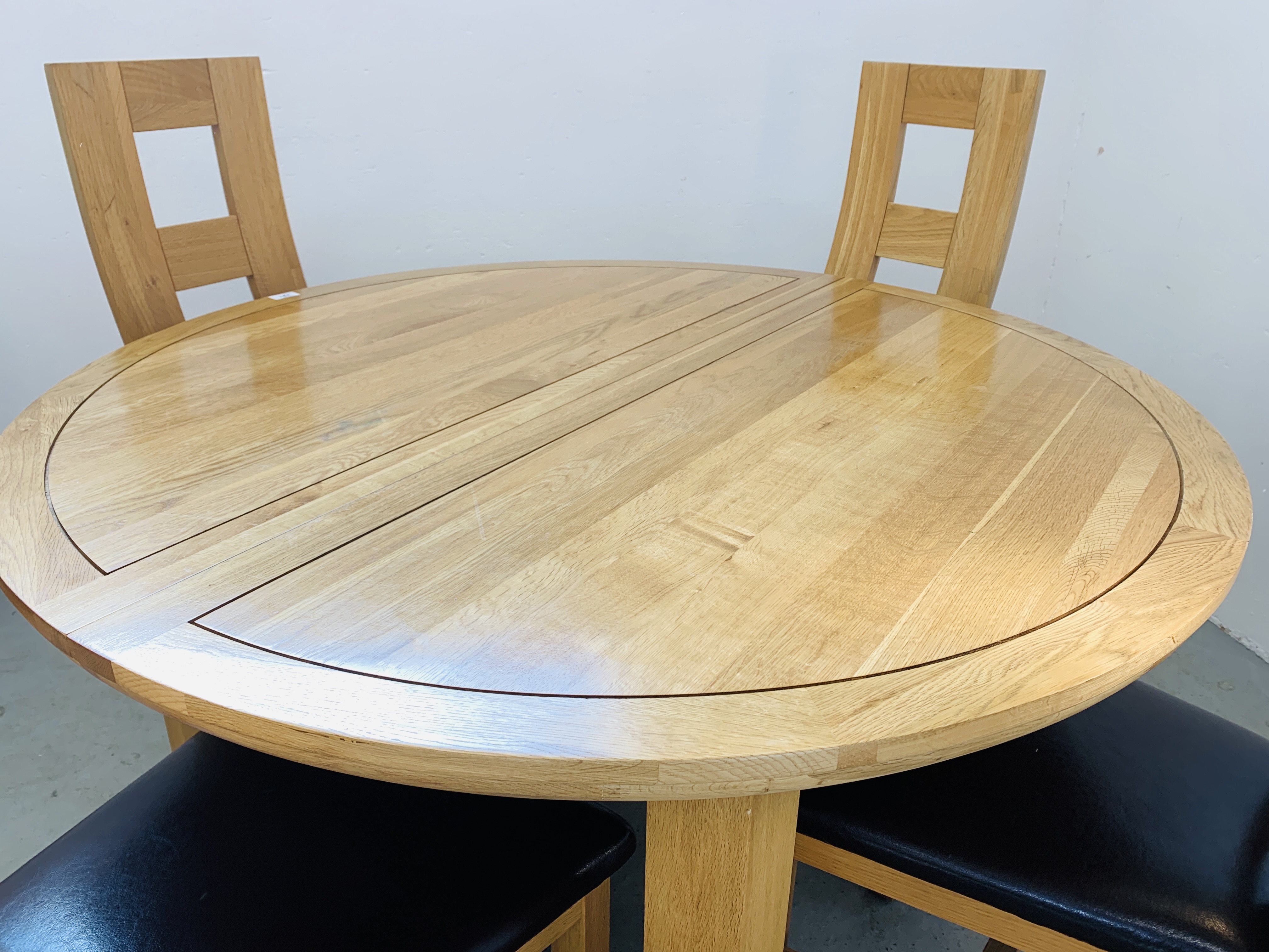 A CIRCULAR EXTENDING SOLID LIGHT OAK DINING TABLE AND FOUR SOLID LIGHT OAK DINING CHAIRS WITH FAUX - Image 9 of 18