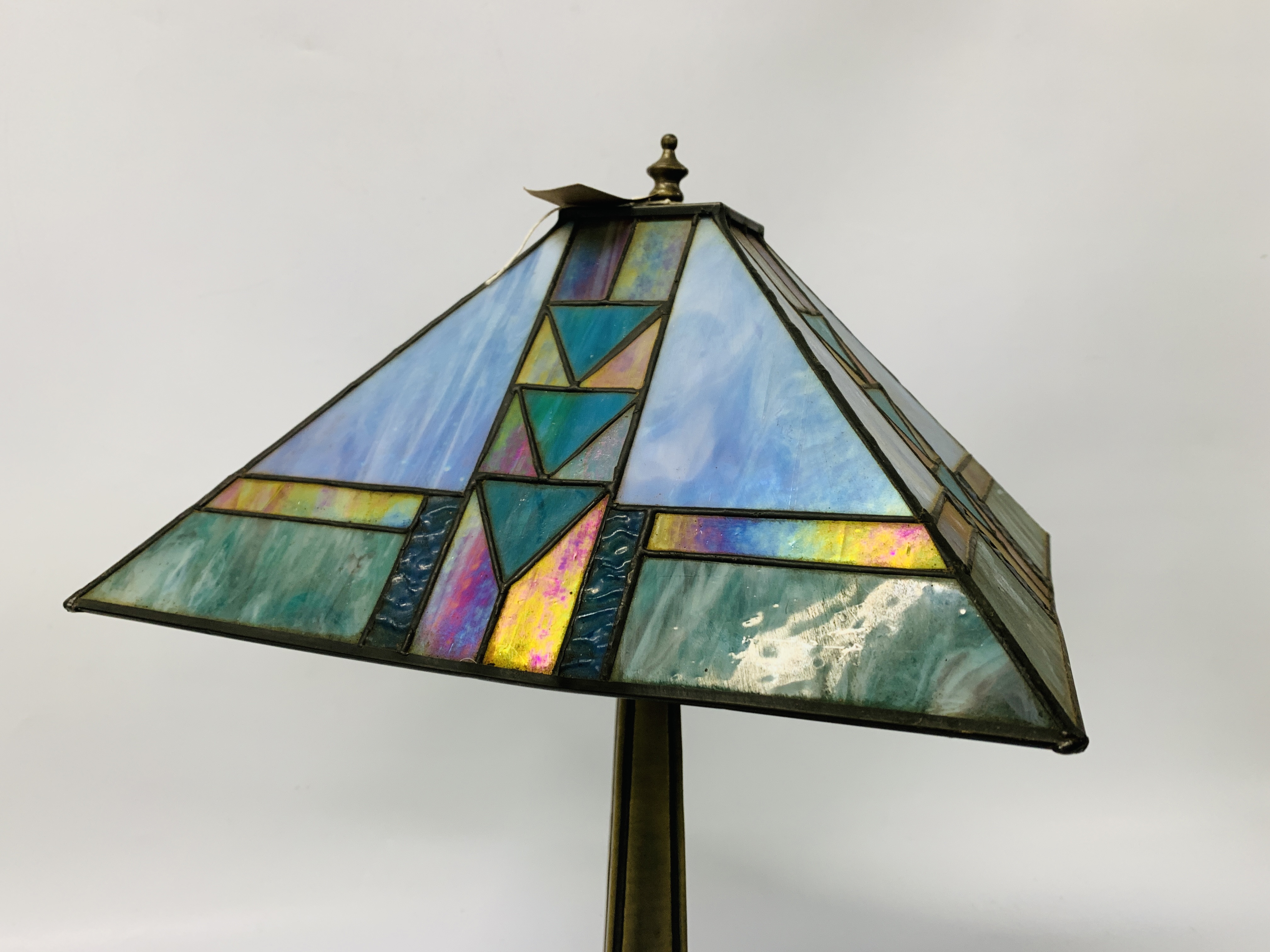 REPRODUCTION TIFFANY STYLE TABLE LAMP WITH SQUARE STAIN GLASS SHADE HEIGHT 50CM - SOLD AS SEEN. - Image 3 of 5