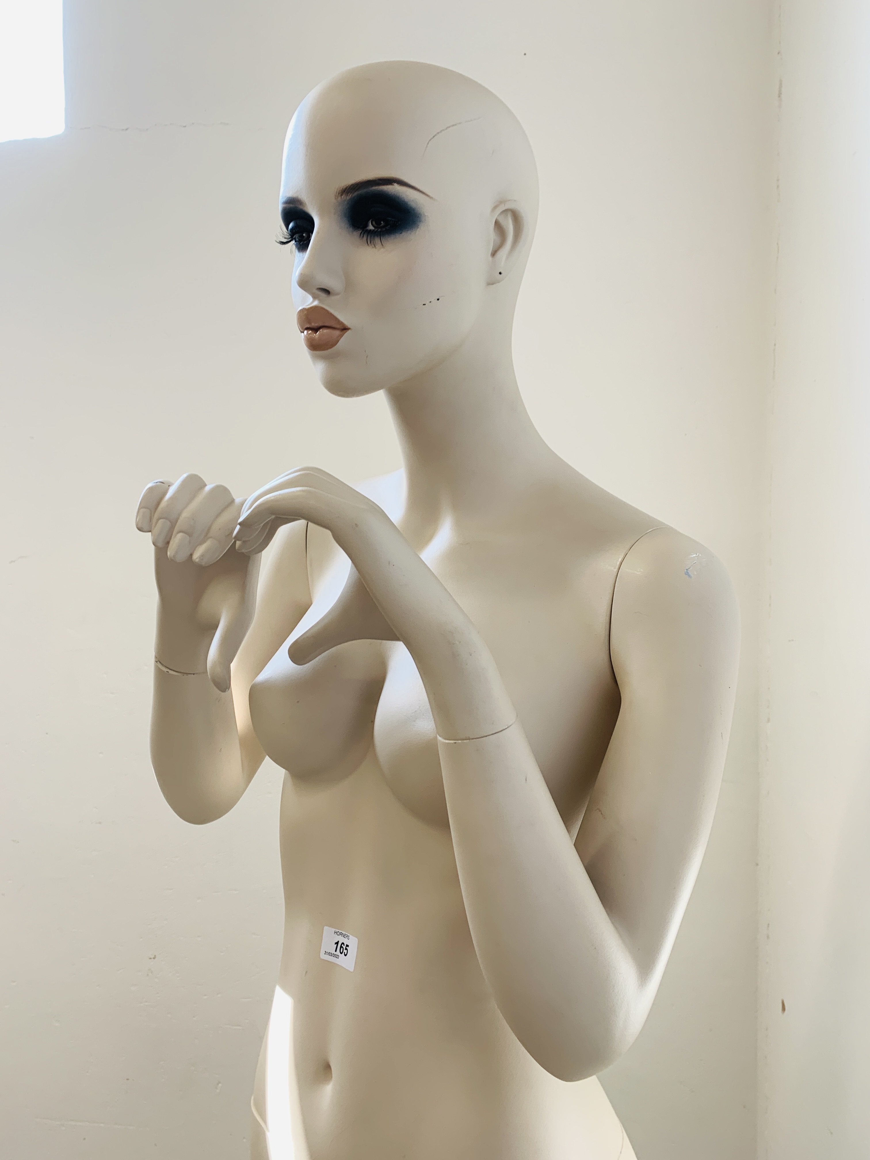 A FEMALE SHOP MANNEQUIN. - Image 4 of 6