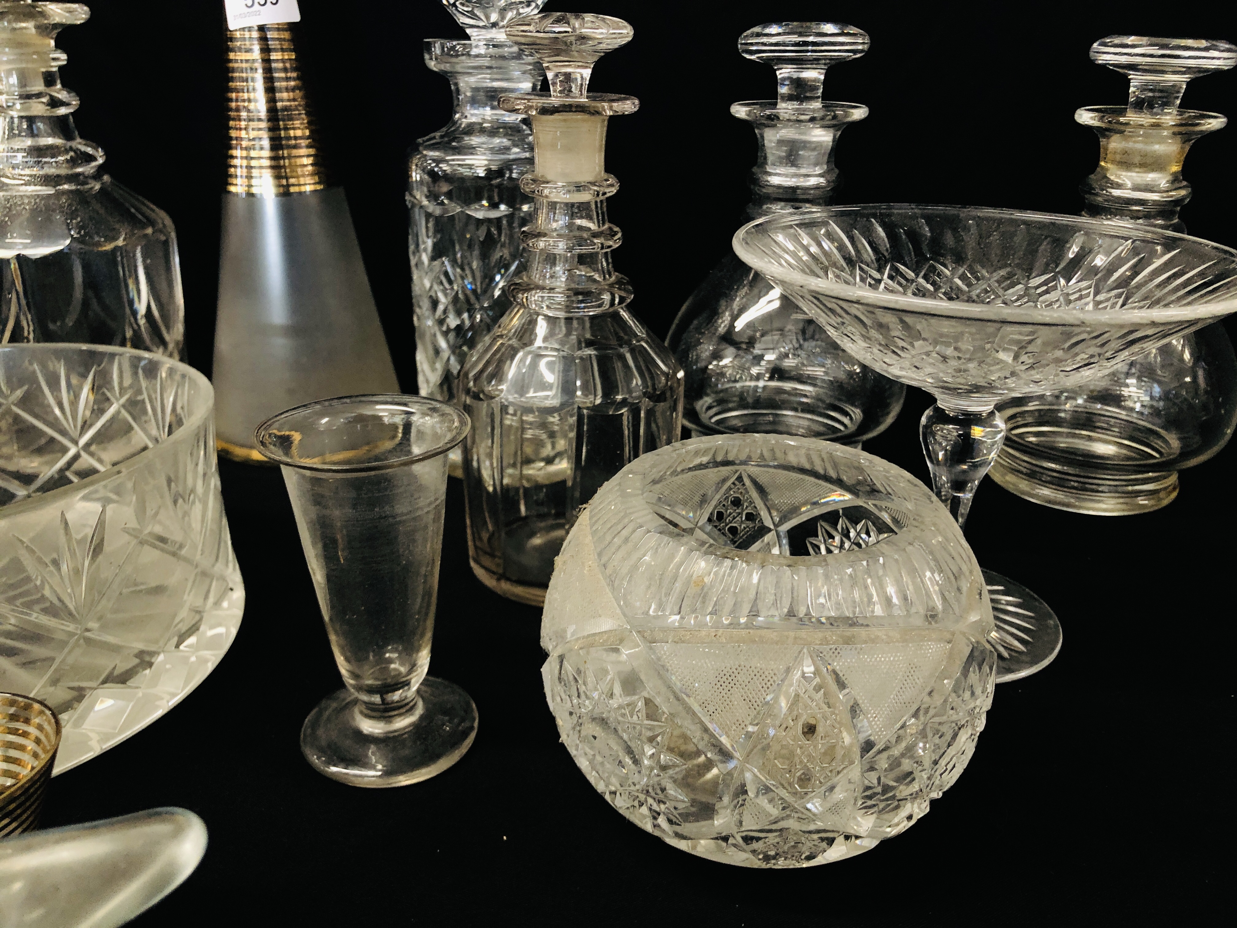 COLLECTION OF ASSORTED GLASS WARE TO INCLUDE DECANTERS, CUT GLASS BOWL, TAZZA, - Image 3 of 8