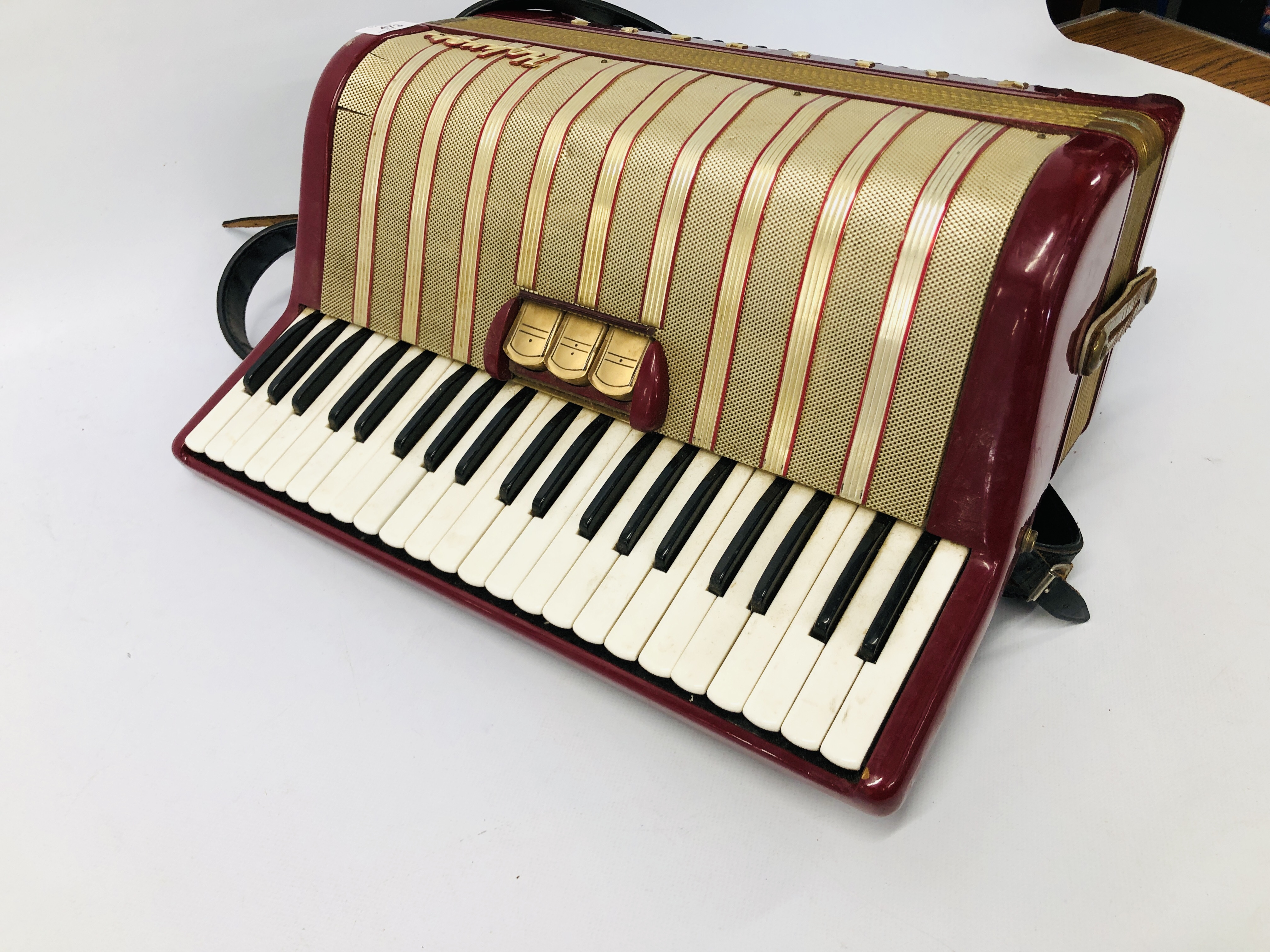 VINTAGE HOHNER MARCHESA ACCORDION SURBITON 7141 - Image 2 of 6