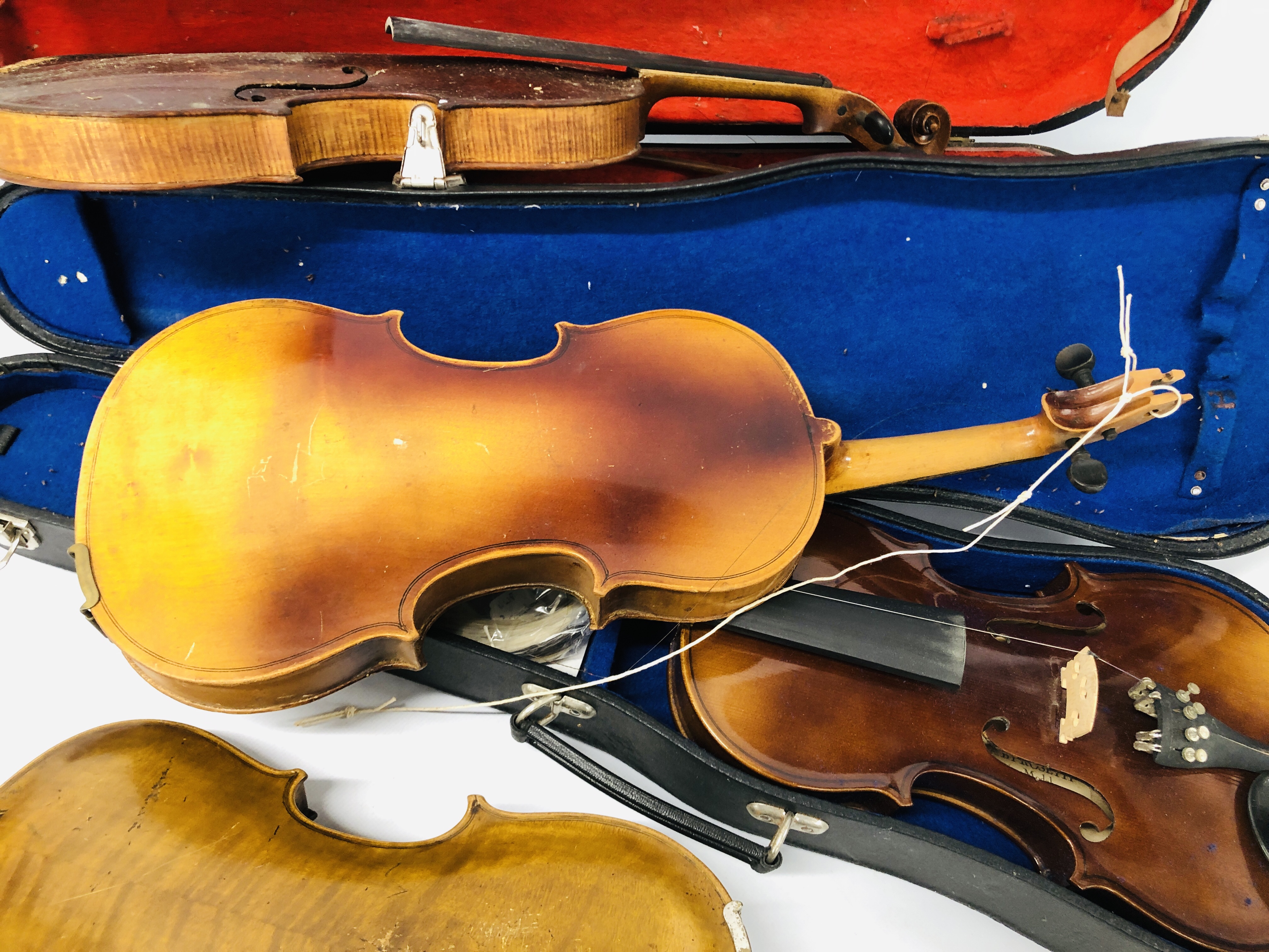 4 X VINTAGE VIOLINS AND 2 WOODEN CASES, VARIOUS BOWS (NO STRINGS) FOR RESTORATION. - Image 6 of 20