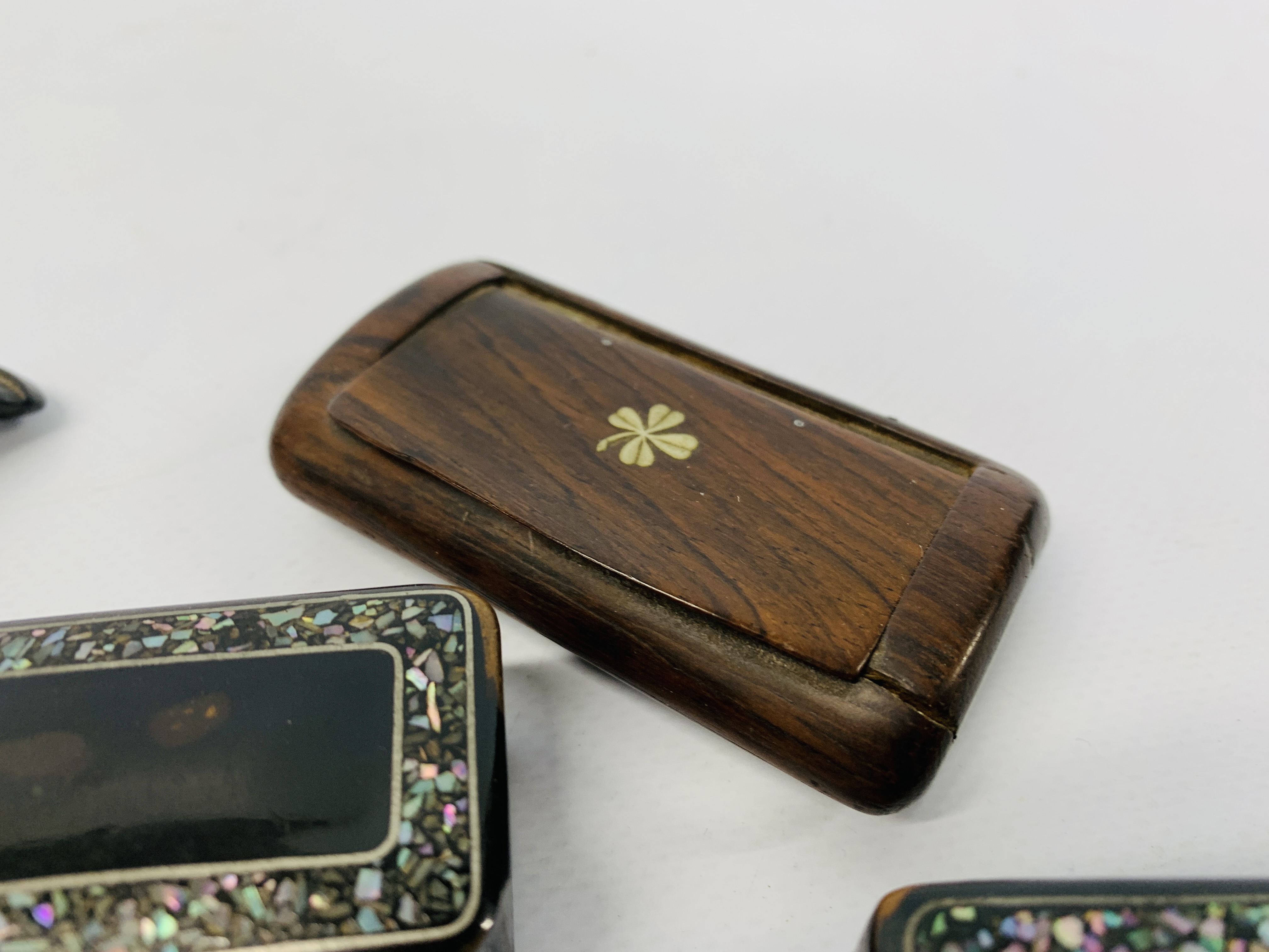 A COLLECTION OF FOUR VINTAGE SNUFF BOXES AND TOBACCO PIPES - Image 8 of 8