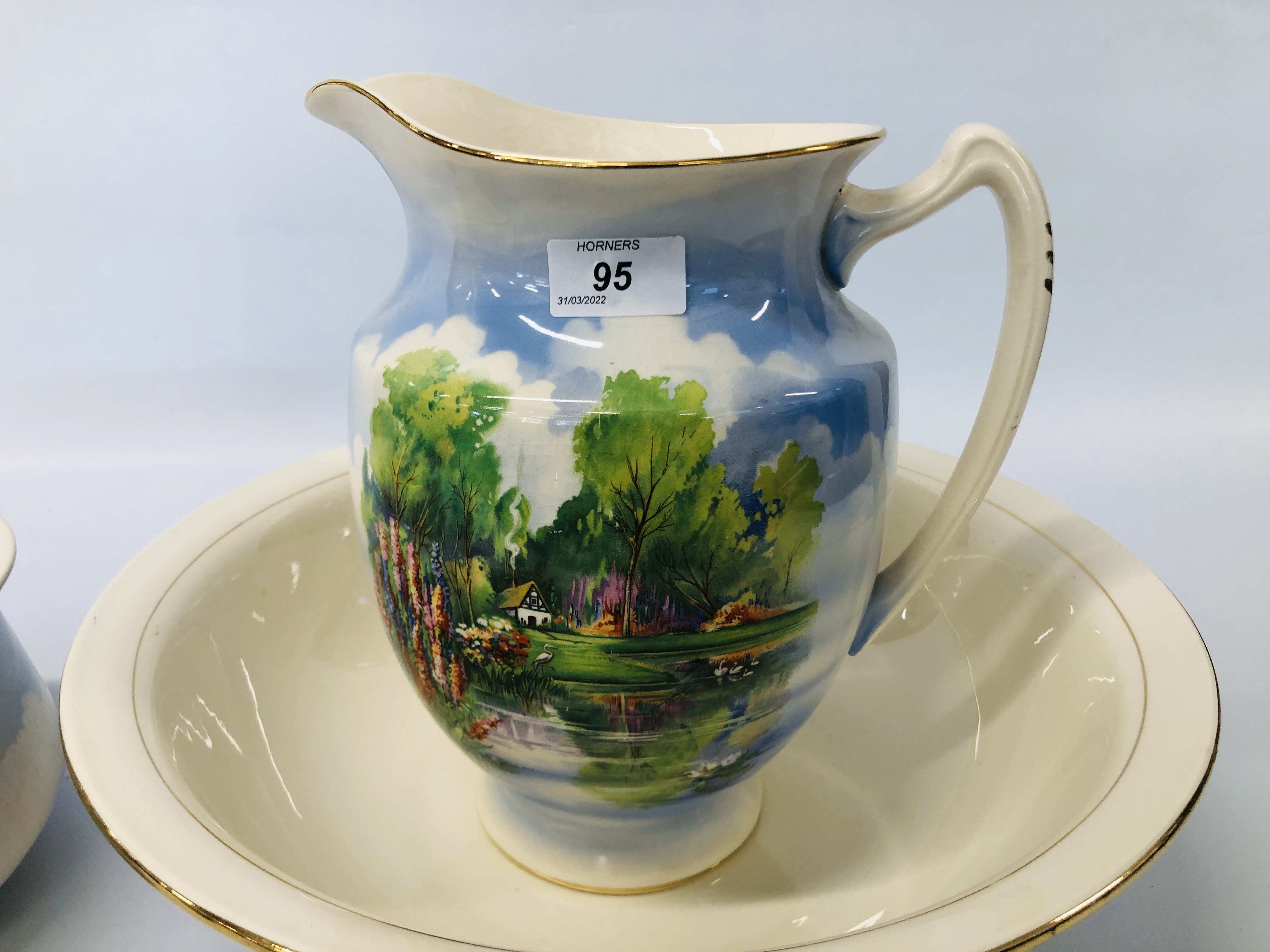 A VINTAGE FALCON WARE DECORATED WASH JUG AND BOWL SET ALONG WITH MATCHING VASE AND CHAMBER POT. - Image 7 of 10