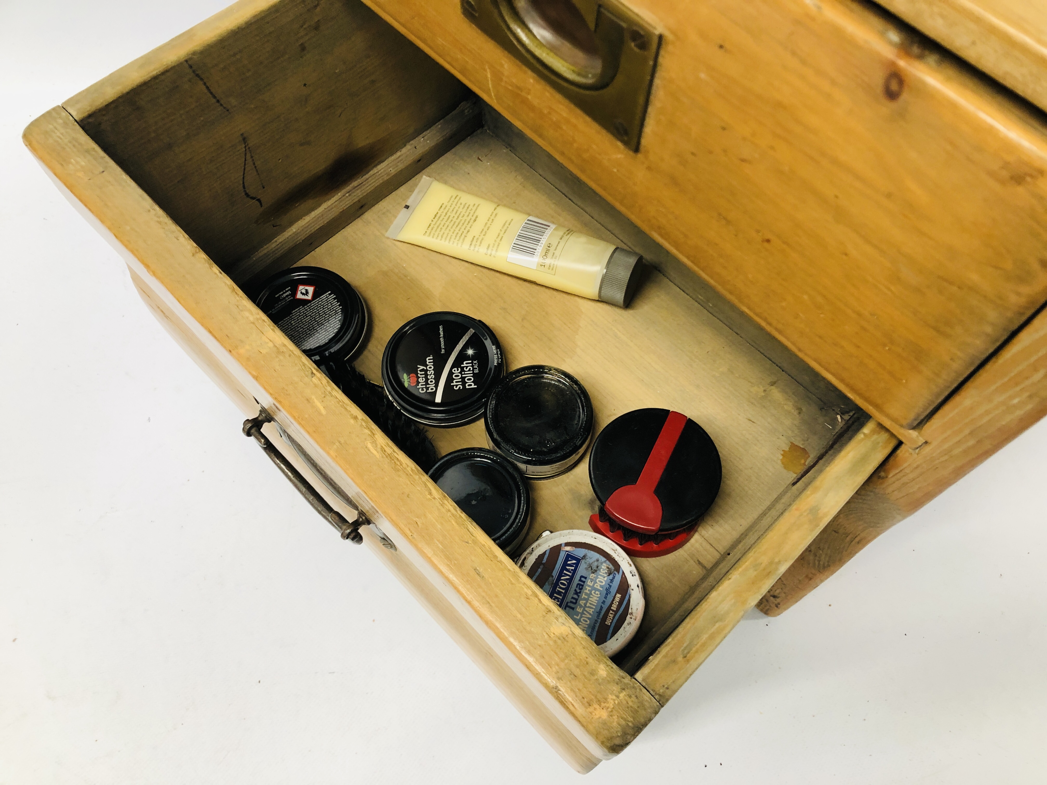 A VINTAGE 2 DRAWER PINE SHOE SHINE WITH VARIOUS POLISHERS AND BRUSHES W 46CM, D 28CM, H 40CM. - Image 6 of 9