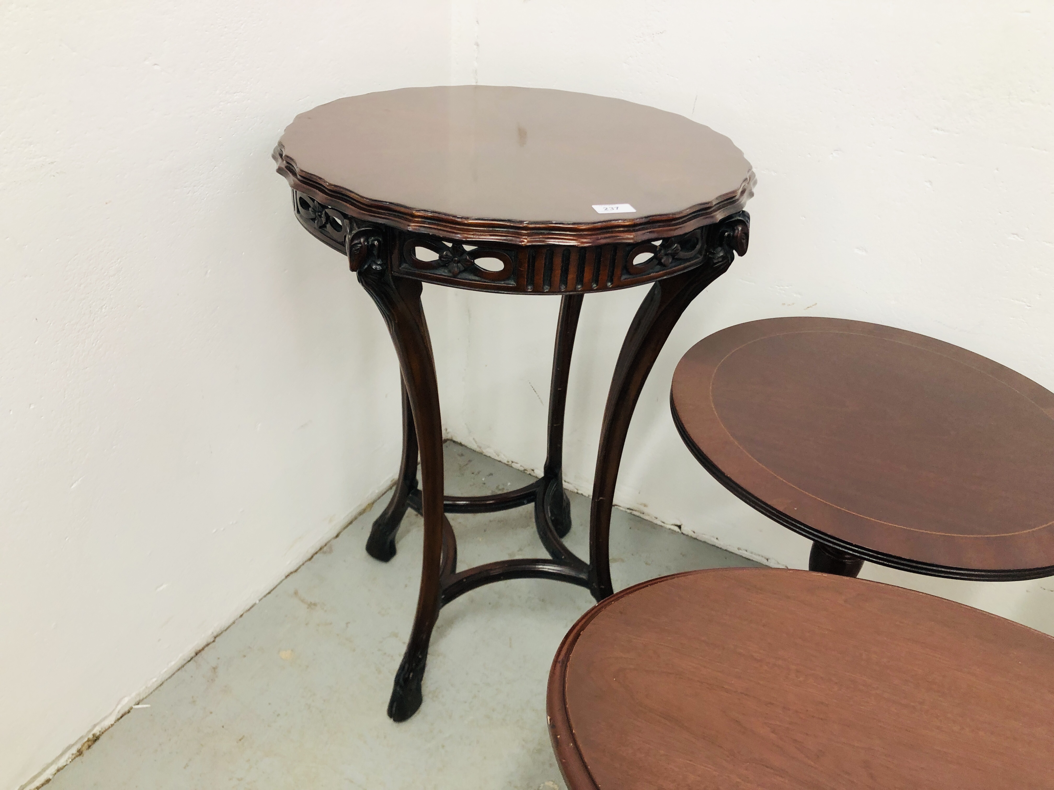 REPRODUCTION MAHOGANY FINISH OCCASIONAL TABLES + PAIR OF REPRODUCTION MAHOGANY OCCASIONAL LAMP - Image 7 of 10