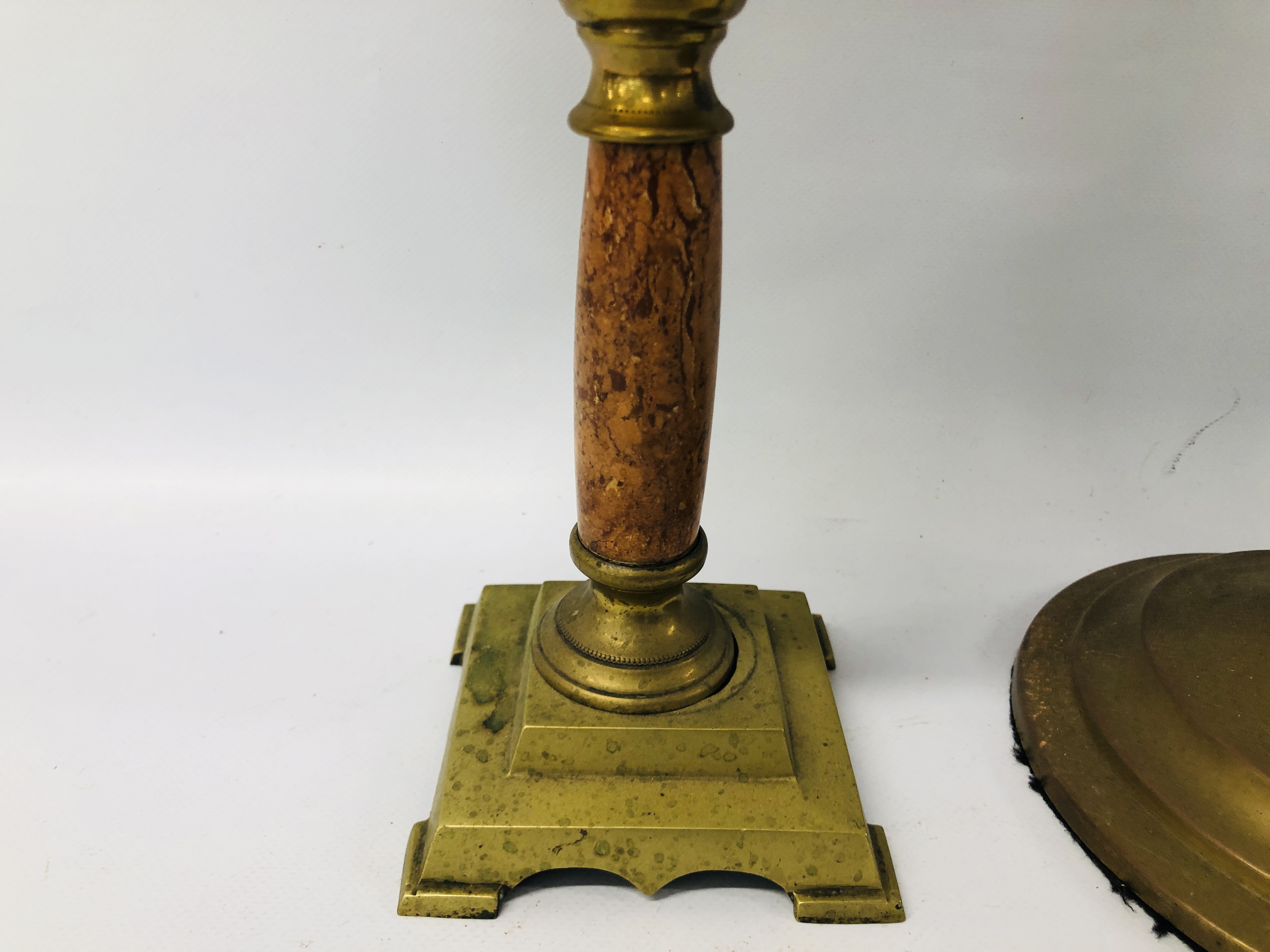 BRASS TWIN BURNER OIL LAMP WITH FLORAL DECORATED OPAQUE GLASS FONT ALONG WITH A FURTHER SINGLE OIL - Image 4 of 9