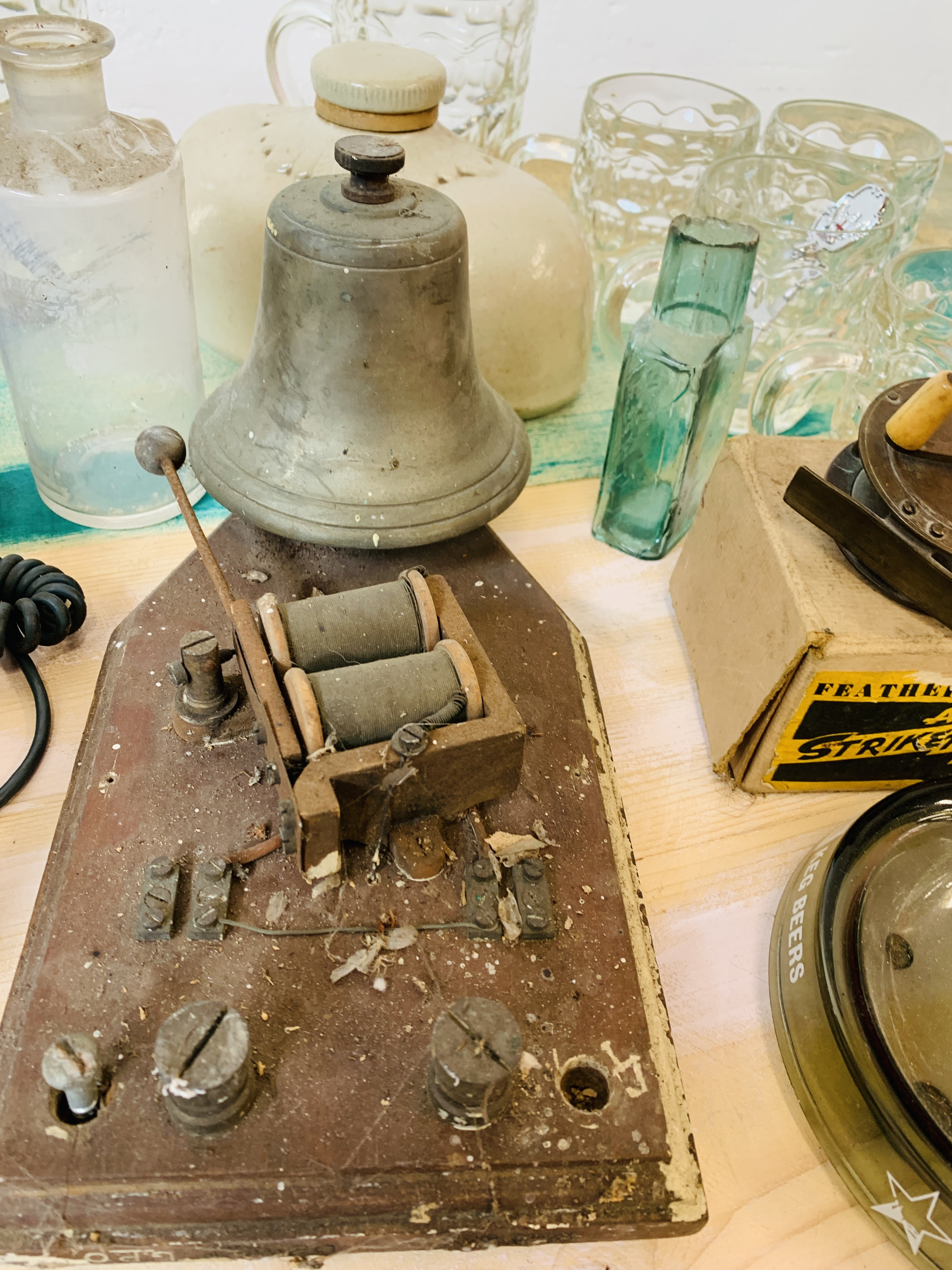 A BOX CONTAINING BYGONES, COLLECTIBLES AND EPHEMERA TO INCLUDE STEWARD AND PATTERSON NORWICH, - Image 9 of 17