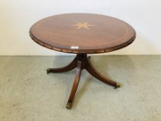 A REPRODUCTION MAHOGANY INLAID OCCASIONAL TABLE ON SPLAYED FEET.