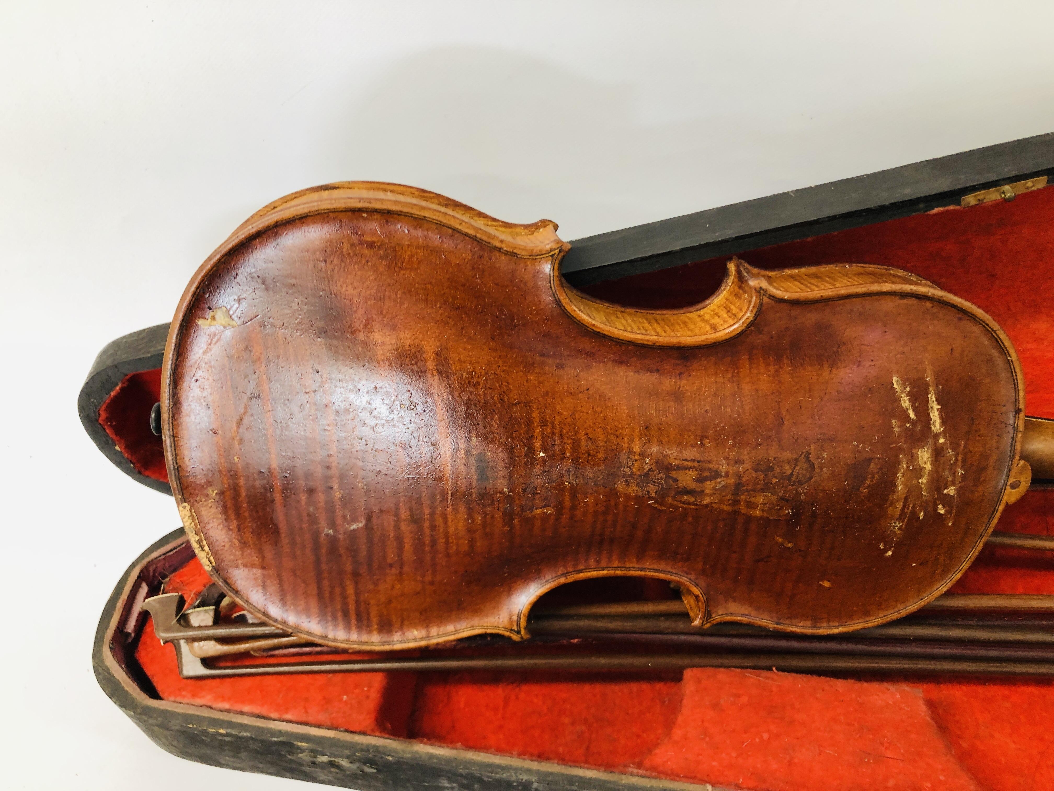 4 X VINTAGE VIOLINS AND 2 WOODEN CASES, VARIOUS BOWS (NO STRINGS) FOR RESTORATION. - Image 17 of 20