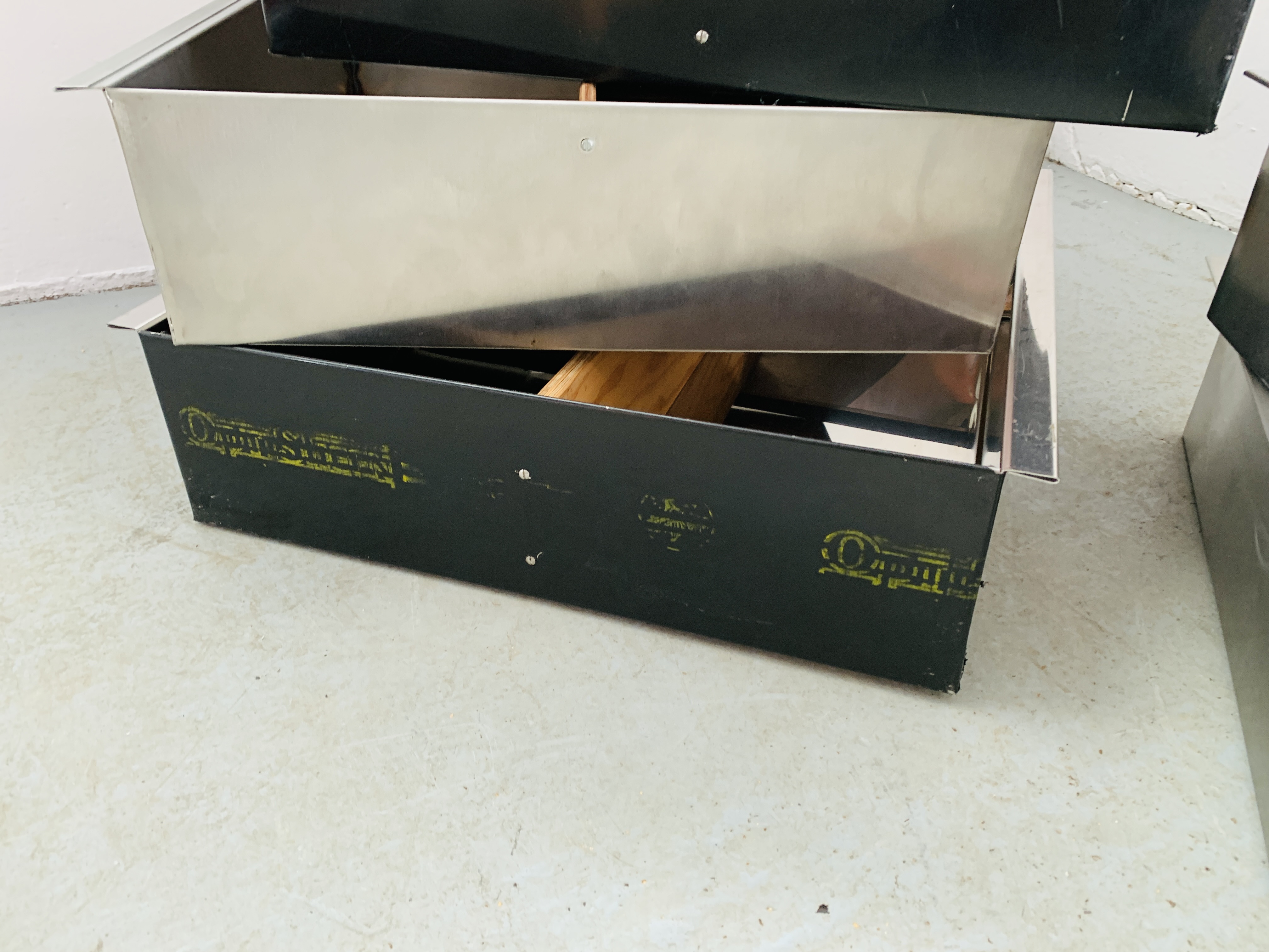 FIVE STAINLESS STEEL DRAWERS (2 X 54X56X16CM, 2 X 55X52X16CM, 51X41X16CM). - Image 7 of 7