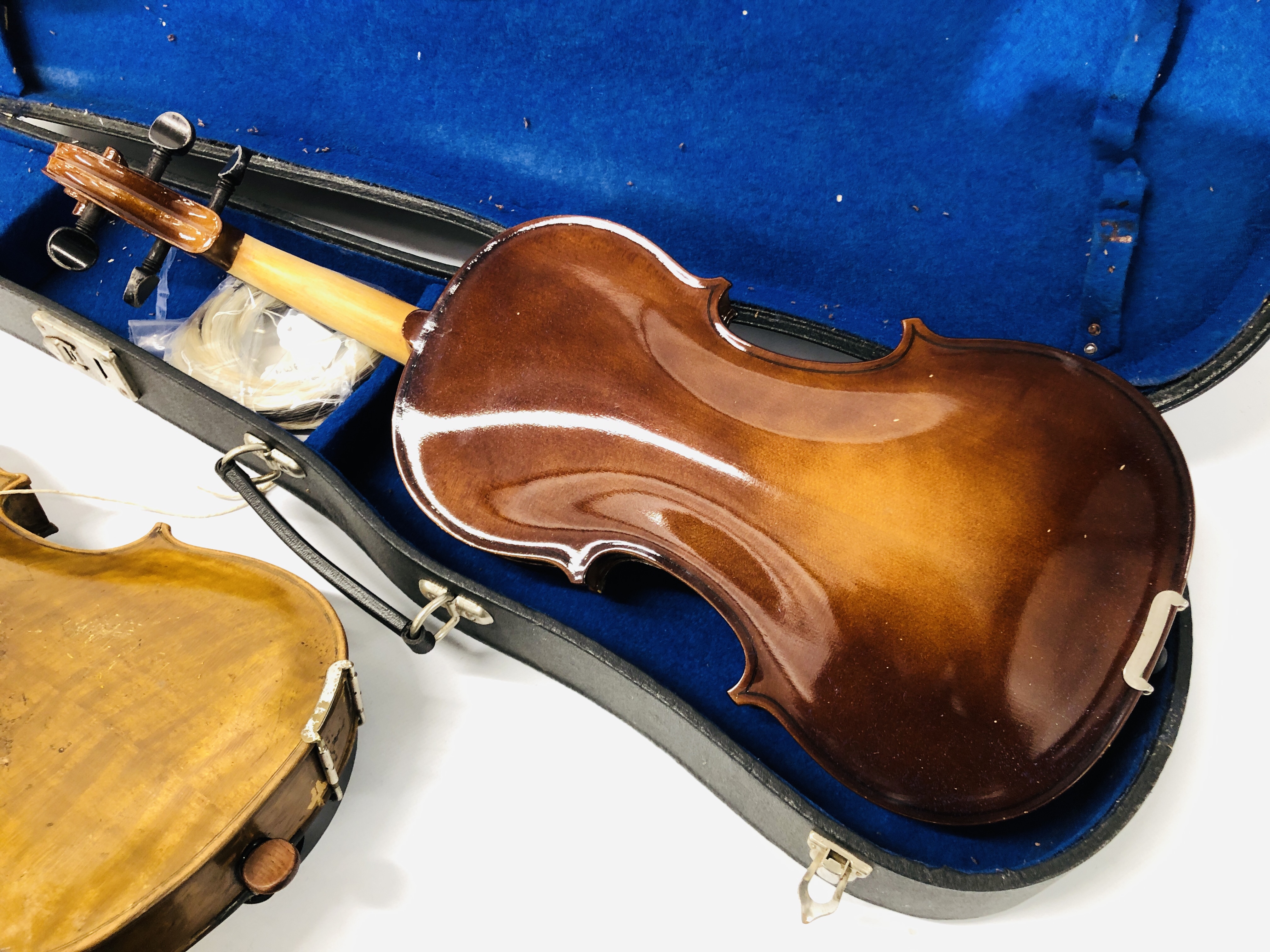 4 X VINTAGE VIOLINS AND 2 WOODEN CASES, VARIOUS BOWS (NO STRINGS) FOR RESTORATION. - Image 12 of 20