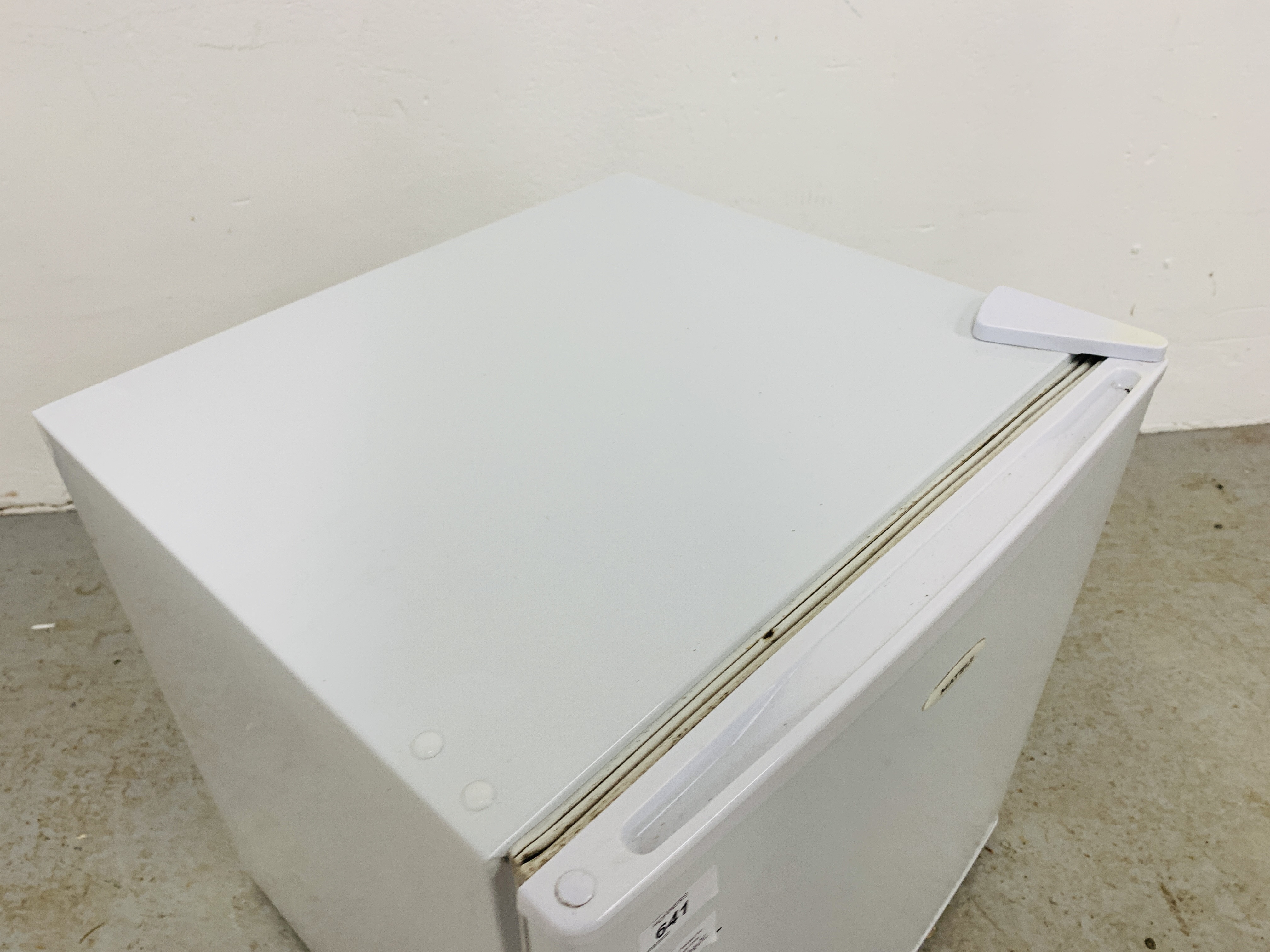 A MATSUI TABLE TOP FRIDGE - SOLD AS SEEN. - Image 4 of 6