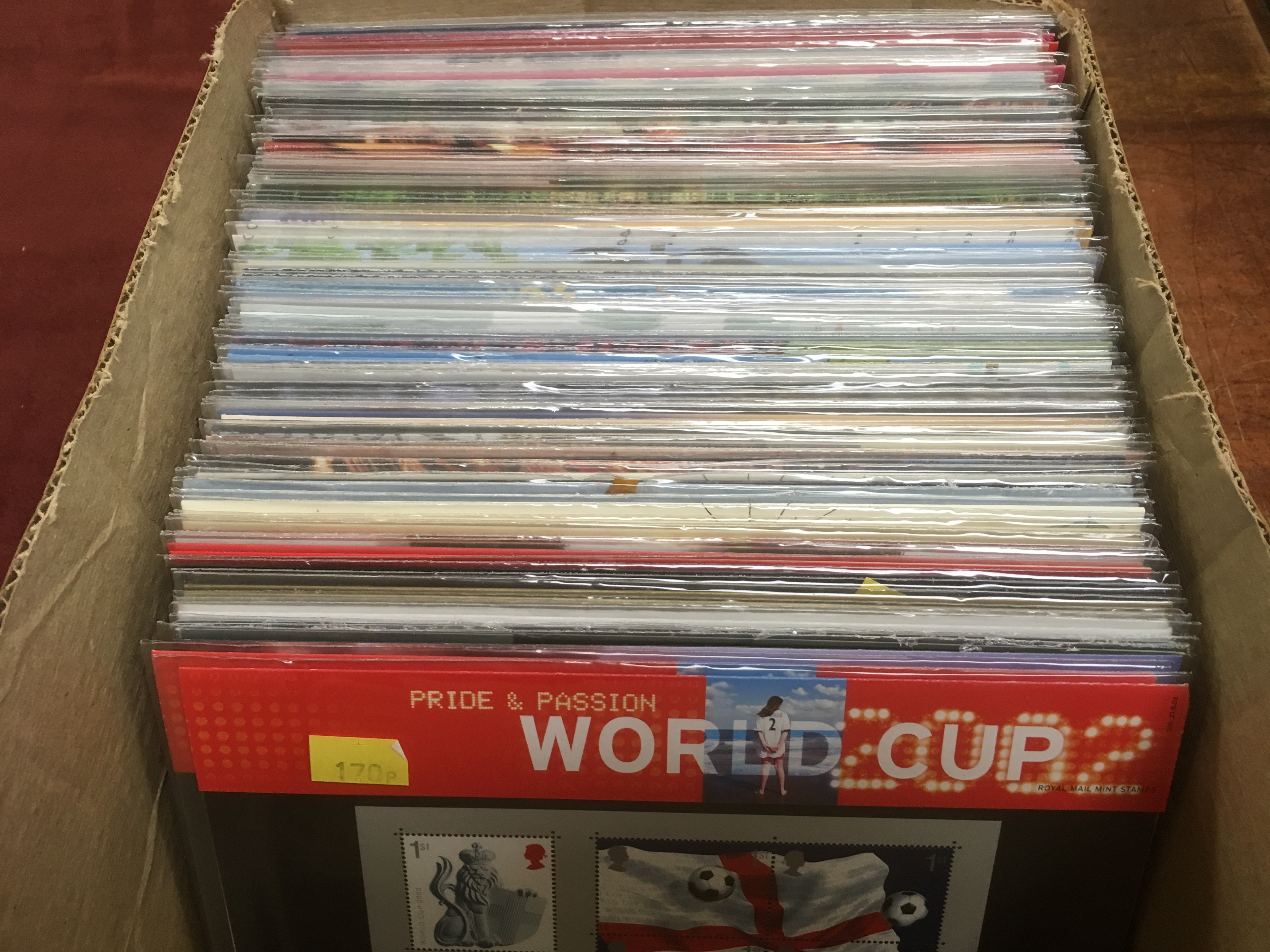 BOX WITH GB PRESENTATION PACKS 2000 - 2004, MANY TWO OF EACH (APPROX 104).