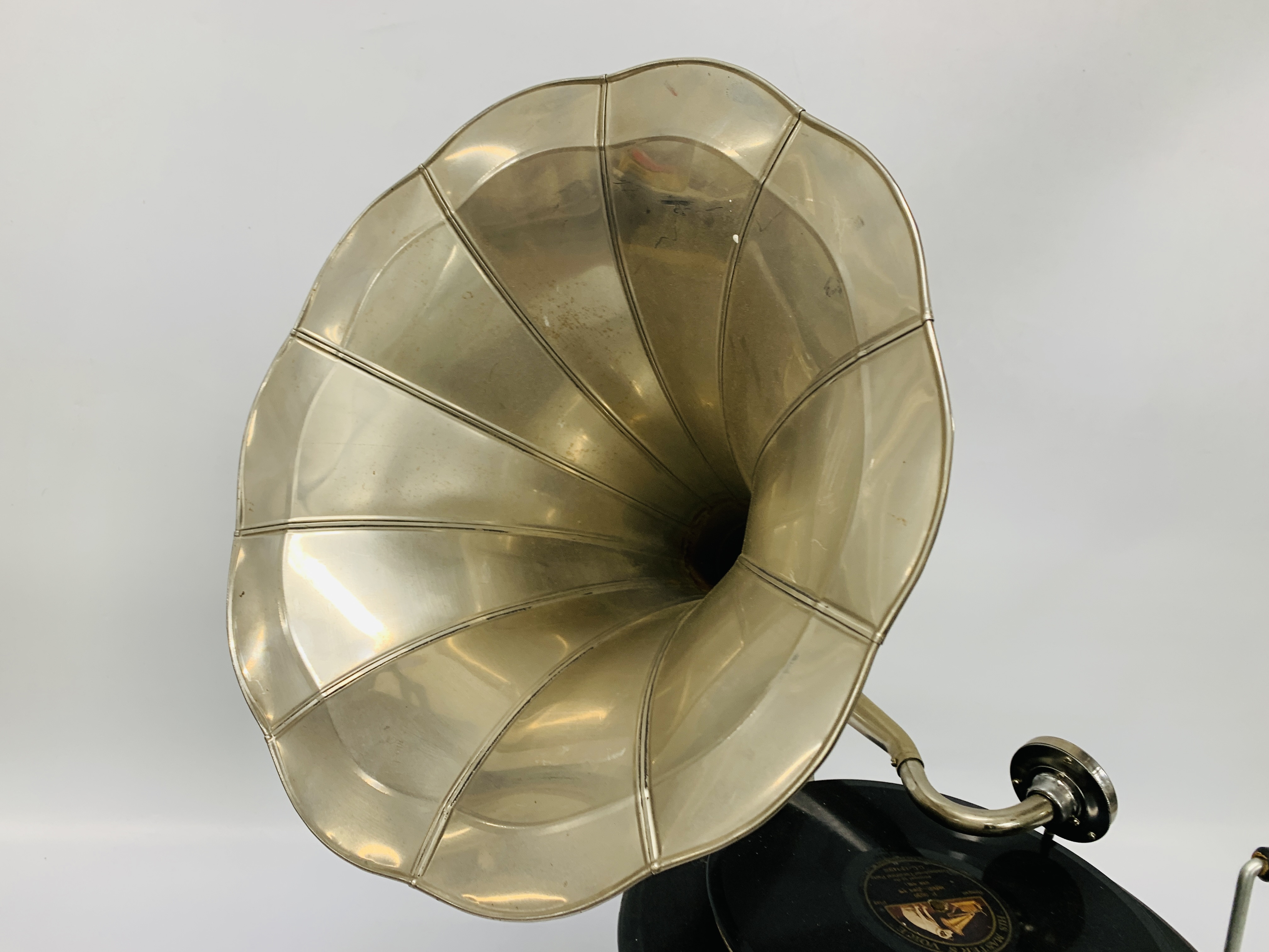 A TABLE TOP WIND UP HORN GRAMOPHONE MARKED "HIS MASTERS VOICE" - Image 5 of 8
