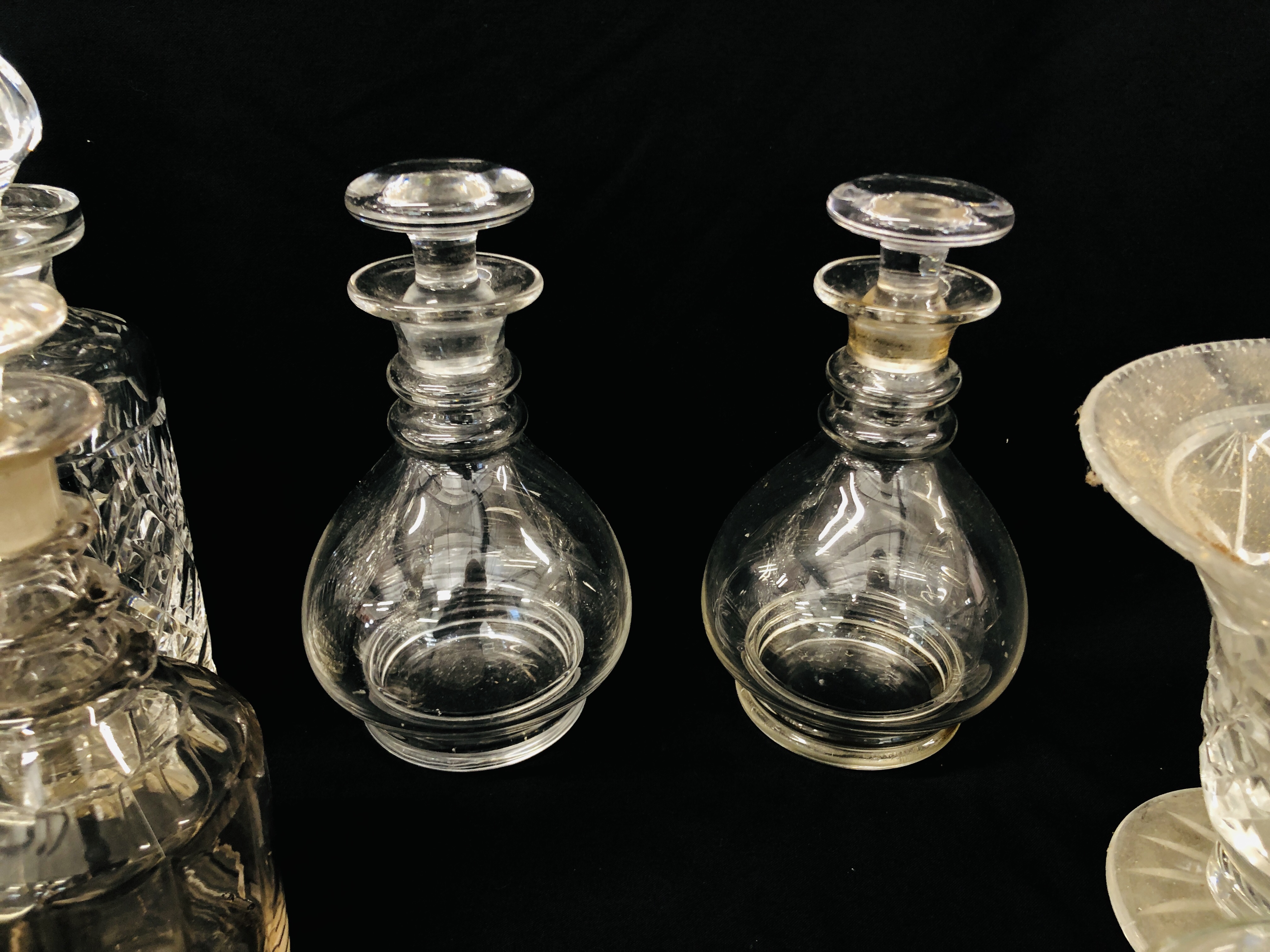 COLLECTION OF ASSORTED GLASS WARE TO INCLUDE DECANTERS, CUT GLASS BOWL, TAZZA, - Image 7 of 8