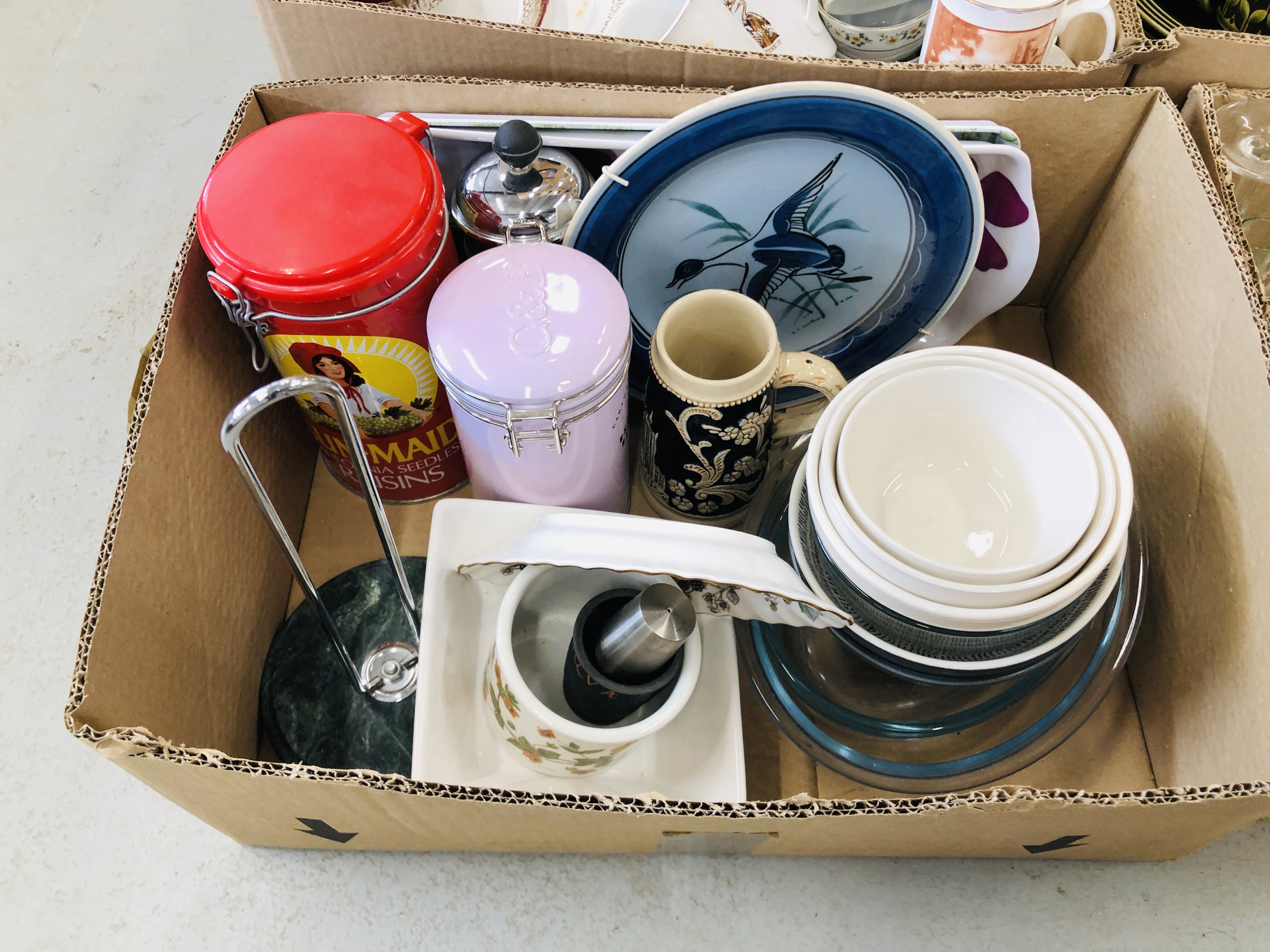 8 BOXES OF KITCHENALIA AND DECORATIVE HOMEWARES TO INCLUDE HORNSEA DINNER WARE, VASES, WEDGWOOD, - Image 2 of 9