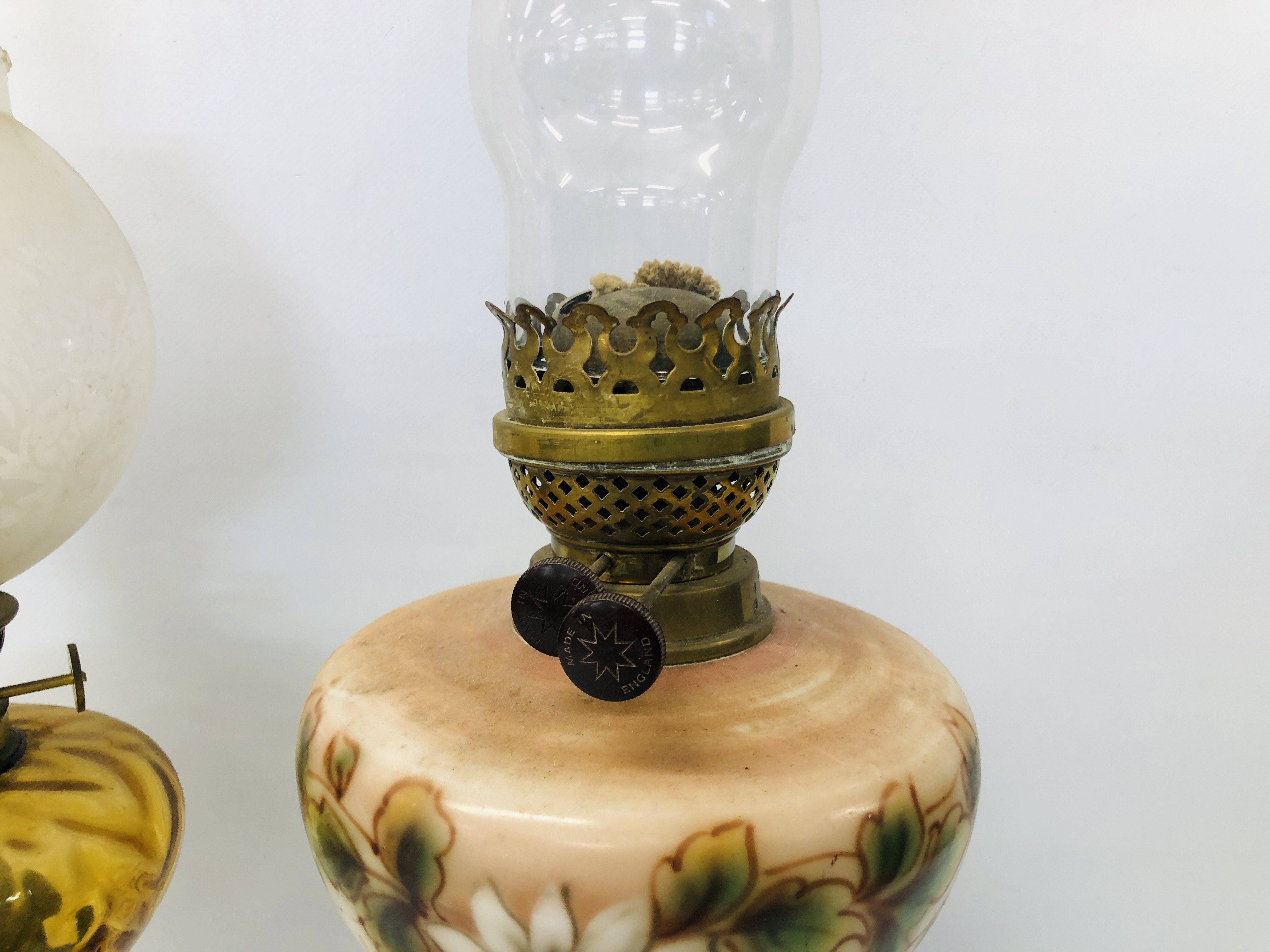 BRASS TWIN BURNER OIL LAMP WITH FLORAL DECORATED OPAQUE GLASS FONT ALONG WITH A FURTHER SINGLE OIL - Image 8 of 9