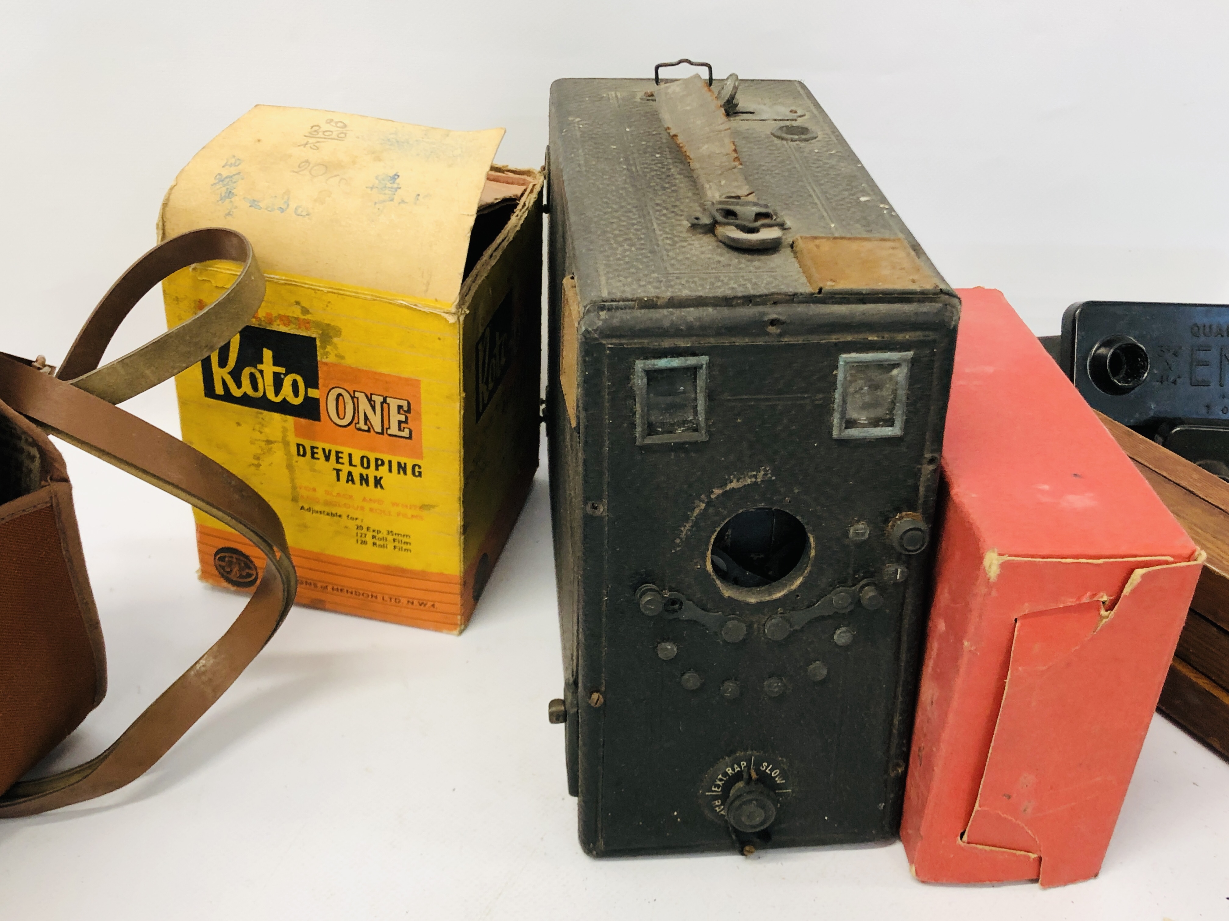 BOX OF ASSORTED VINTAGE CAMERA'S TO INCLUDE A BELLIENI AND VARIOUS SLIDES DEVELOPING TANK ETC + - Image 13 of 13