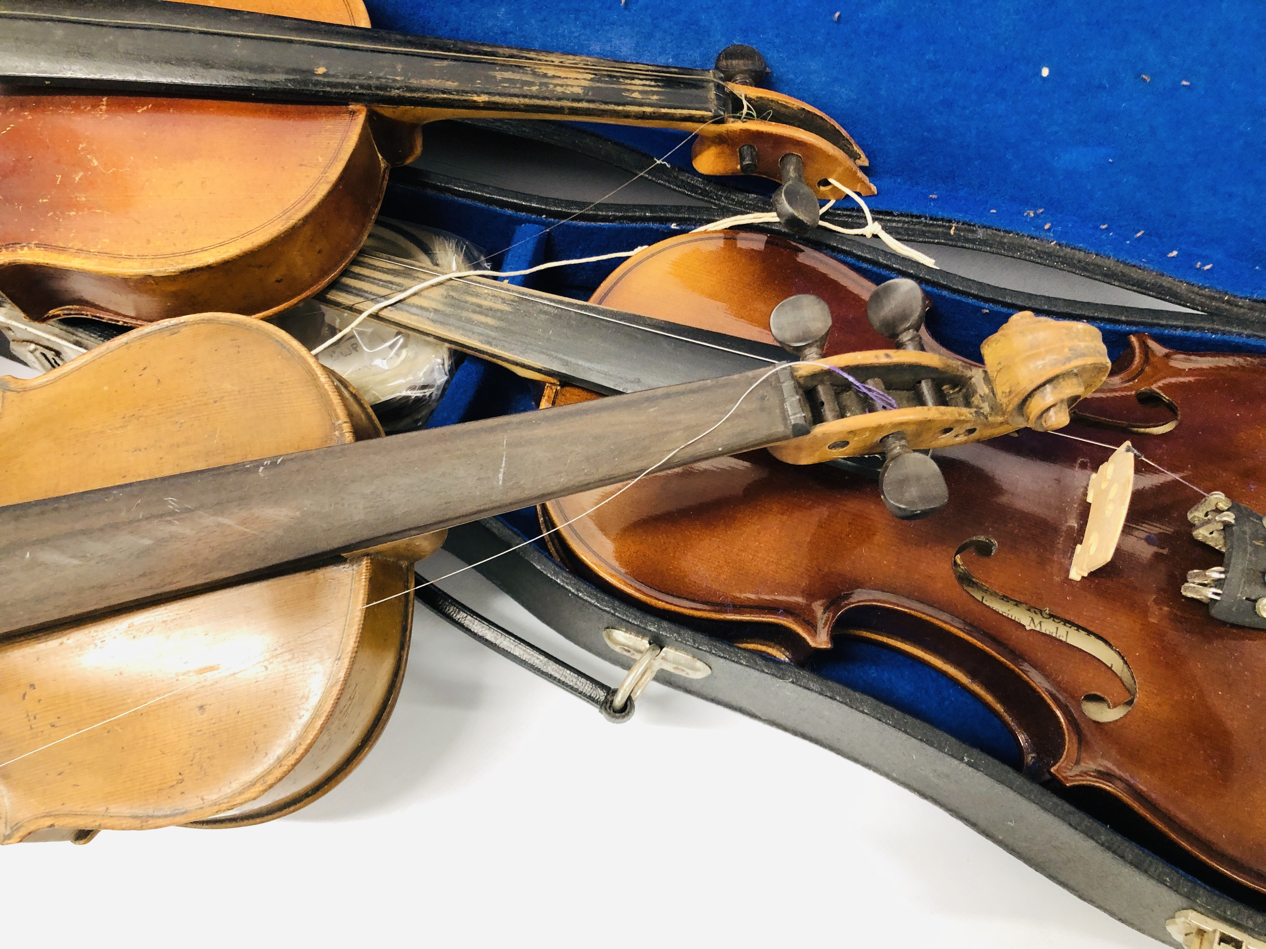 4 X VINTAGE VIOLINS AND 2 WOODEN CASES, VARIOUS BOWS (NO STRINGS) FOR RESTORATION. - Image 3 of 20