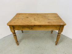 AN ANTIQUE WAXED PINE KITCHEN TABLE W 67CM, L 121CM.