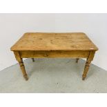 AN ANTIQUE WAXED PINE KITCHEN TABLE W 67CM, L 121CM.