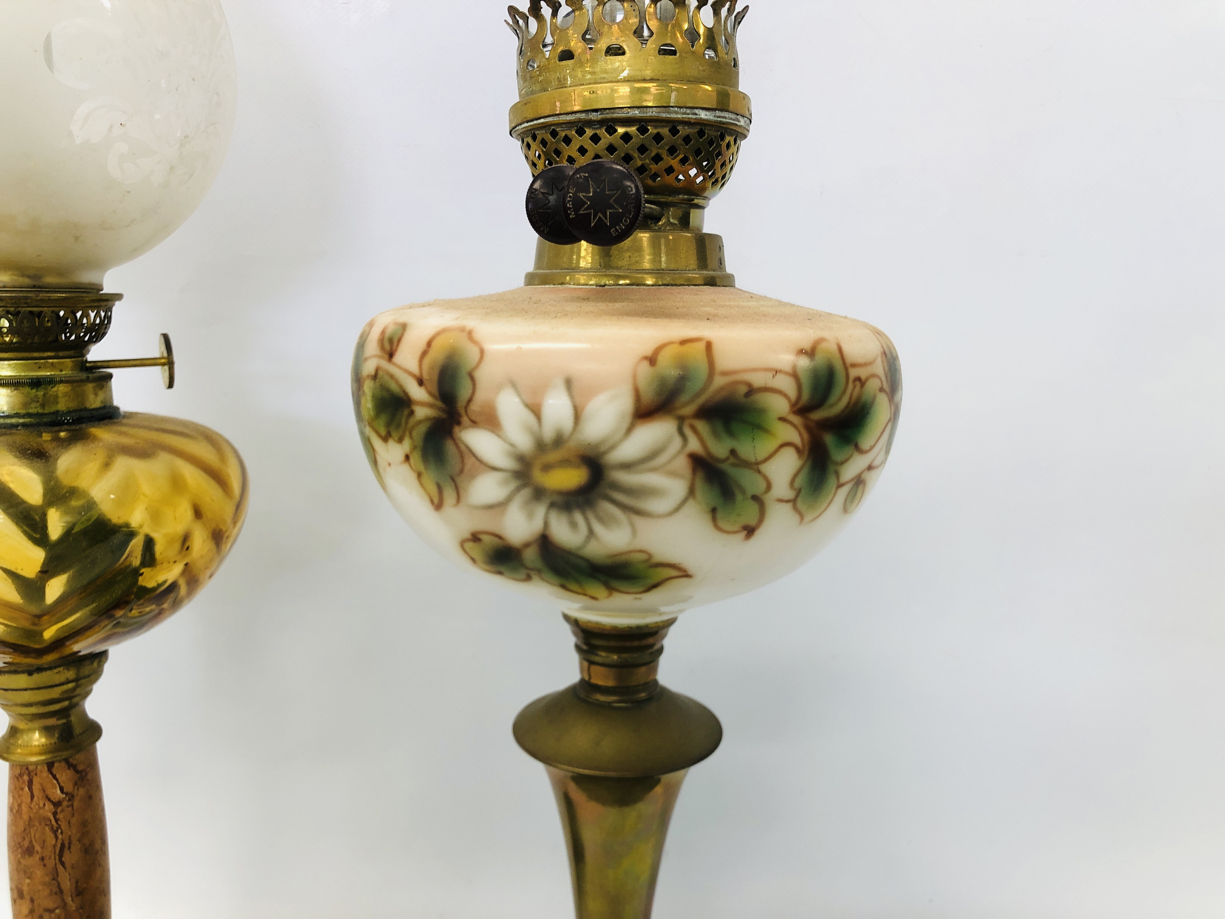 BRASS TWIN BURNER OIL LAMP WITH FLORAL DECORATED OPAQUE GLASS FONT ALONG WITH A FURTHER SINGLE OIL - Image 7 of 9