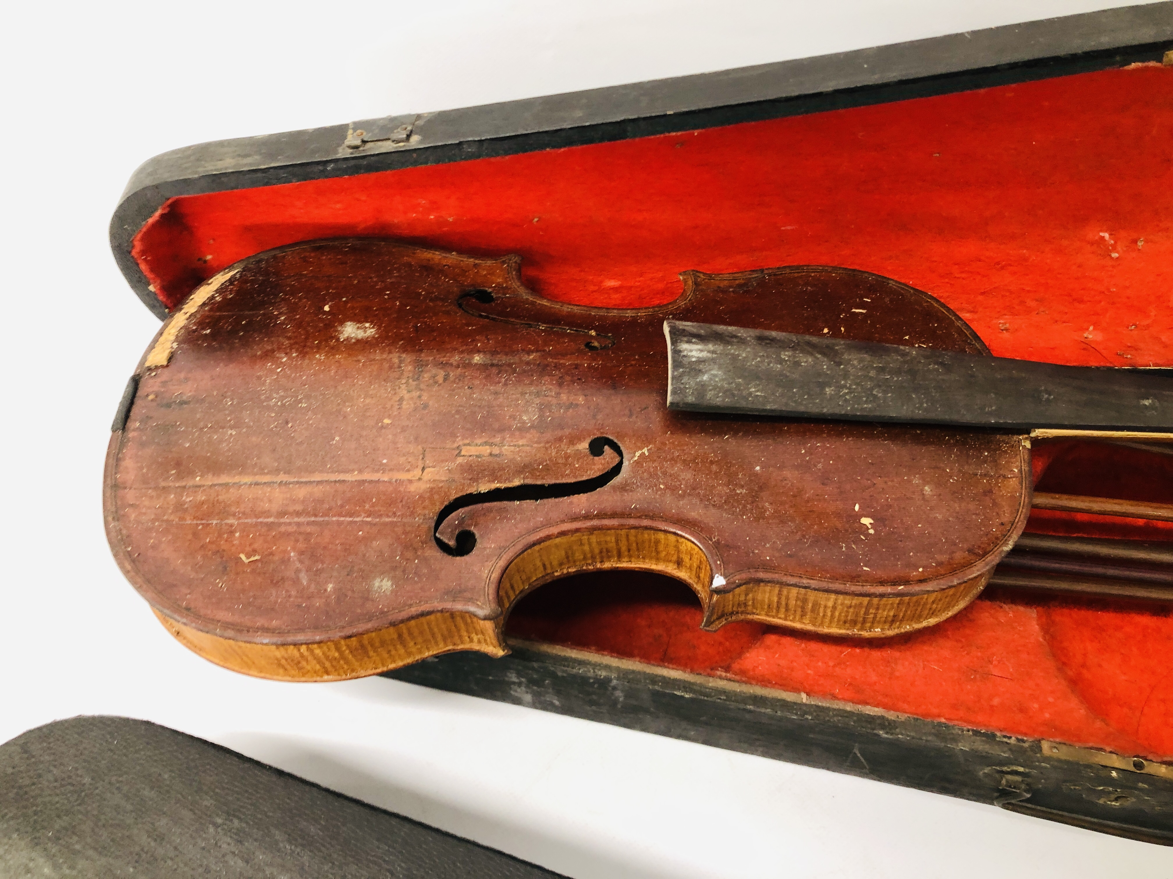 4 X VINTAGE VIOLINS AND 2 WOODEN CASES, VARIOUS BOWS (NO STRINGS) FOR RESTORATION. - Image 15 of 20