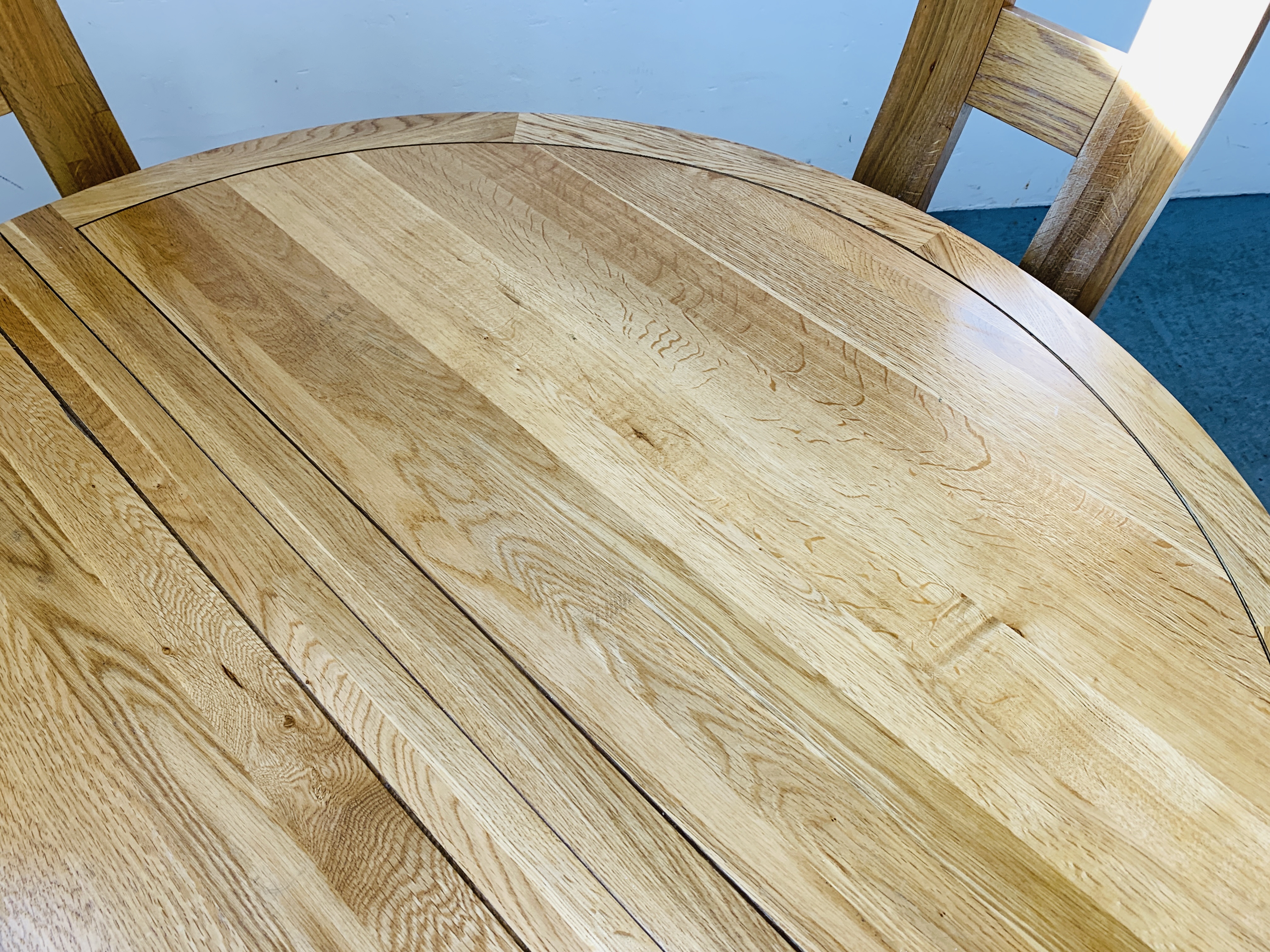 A CIRCULAR EXTENDING SOLID LIGHT OAK DINING TABLE AND FOUR SOLID LIGHT OAK DINING CHAIRS WITH FAUX - Image 5 of 18