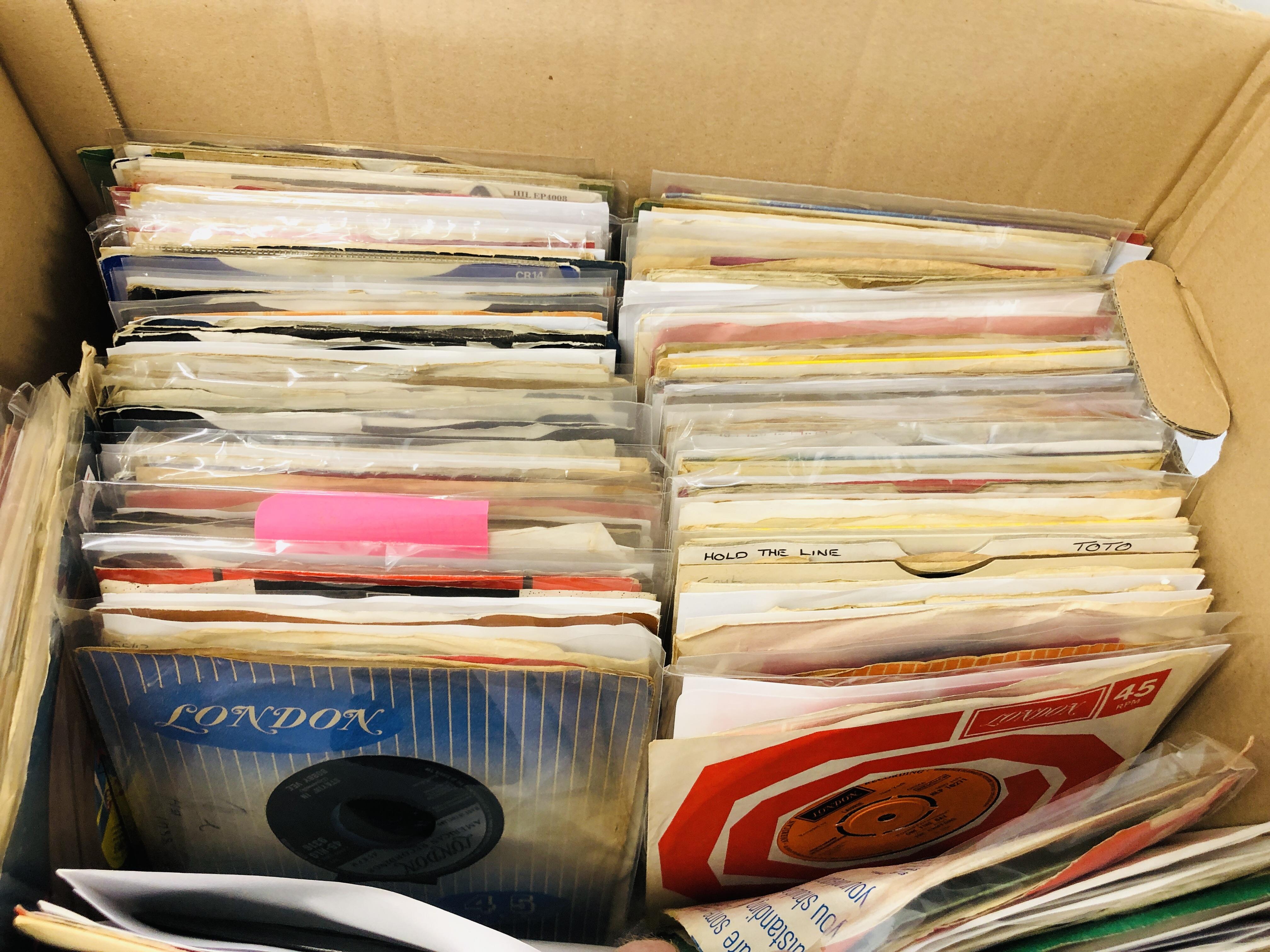 2 BOXES CONTAINING A QUANTITY OF 45 RPM SINGLES TO INCLUDE INXS, CATHERINE WHEEL, PHIL COLLINS, - Image 9 of 10
