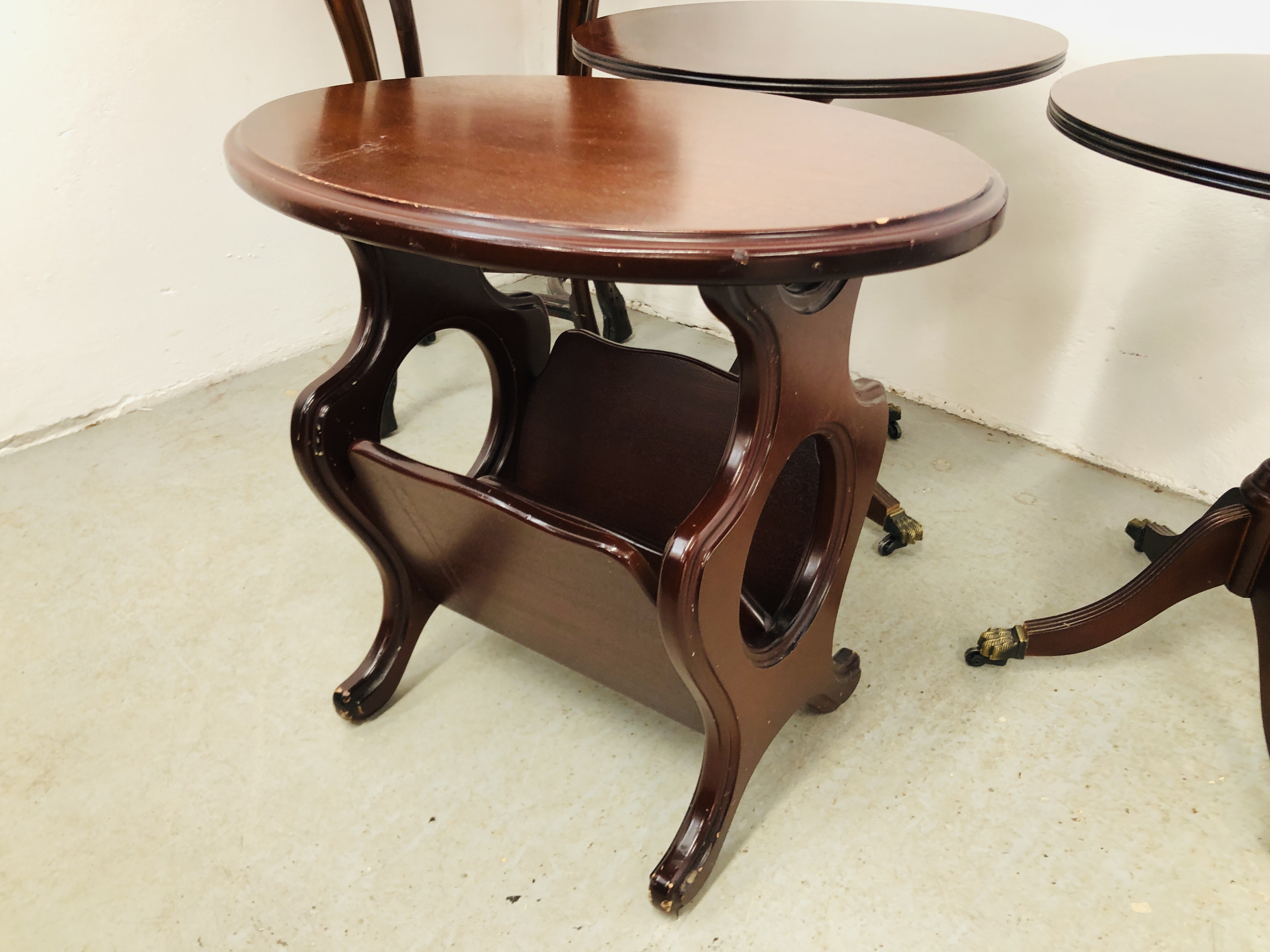 REPRODUCTION MAHOGANY FINISH OCCASIONAL TABLES + PAIR OF REPRODUCTION MAHOGANY OCCASIONAL LAMP - Image 5 of 10