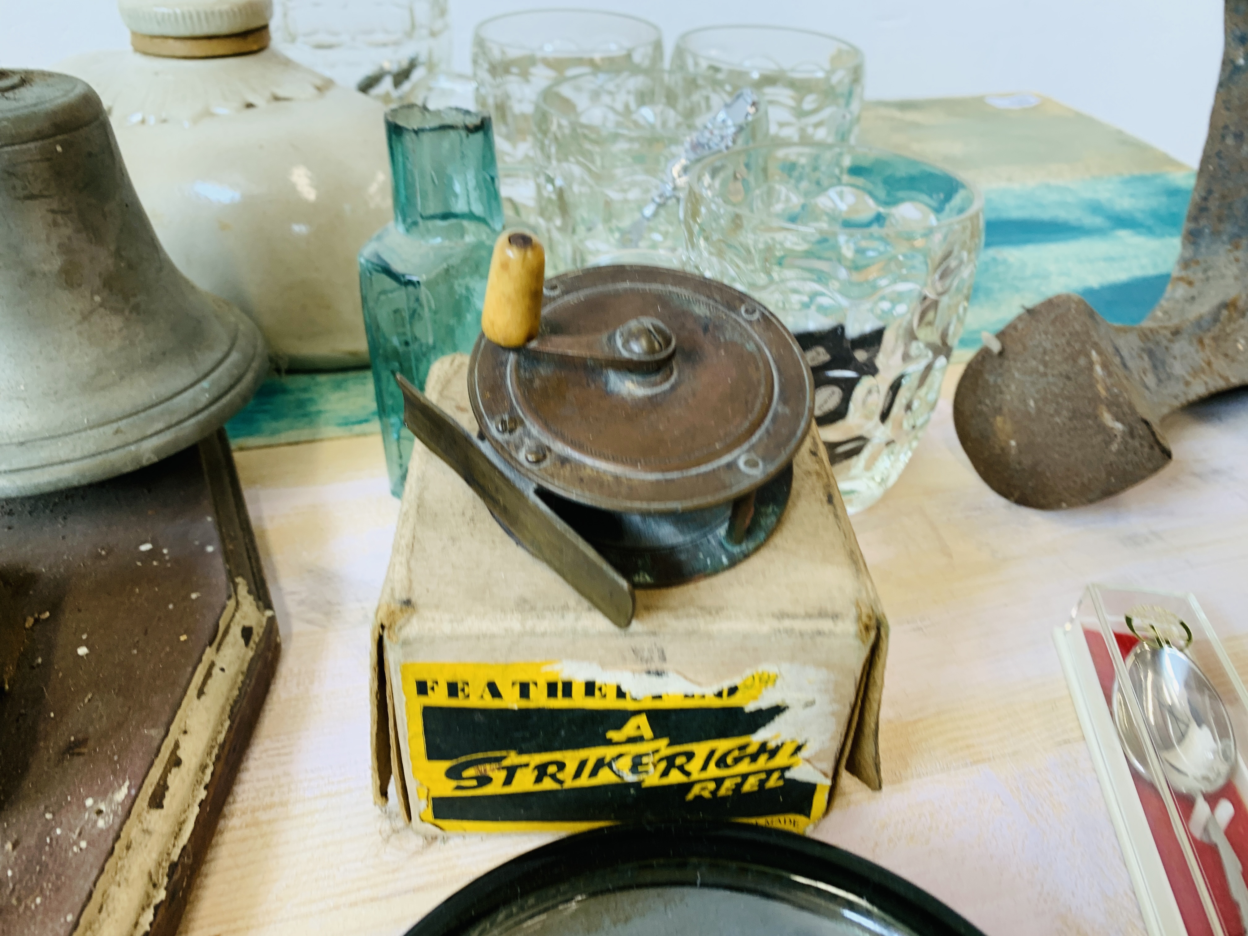 A BOX CONTAINING BYGONES, COLLECTIBLES AND EPHEMERA TO INCLUDE STEWARD AND PATTERSON NORWICH, - Image 11 of 17