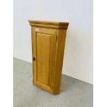 A SOLID LIGHT OAK HANGING CORNER CUPBOARD WITH SHELVED INTERIOR HEIGHT 84CM.