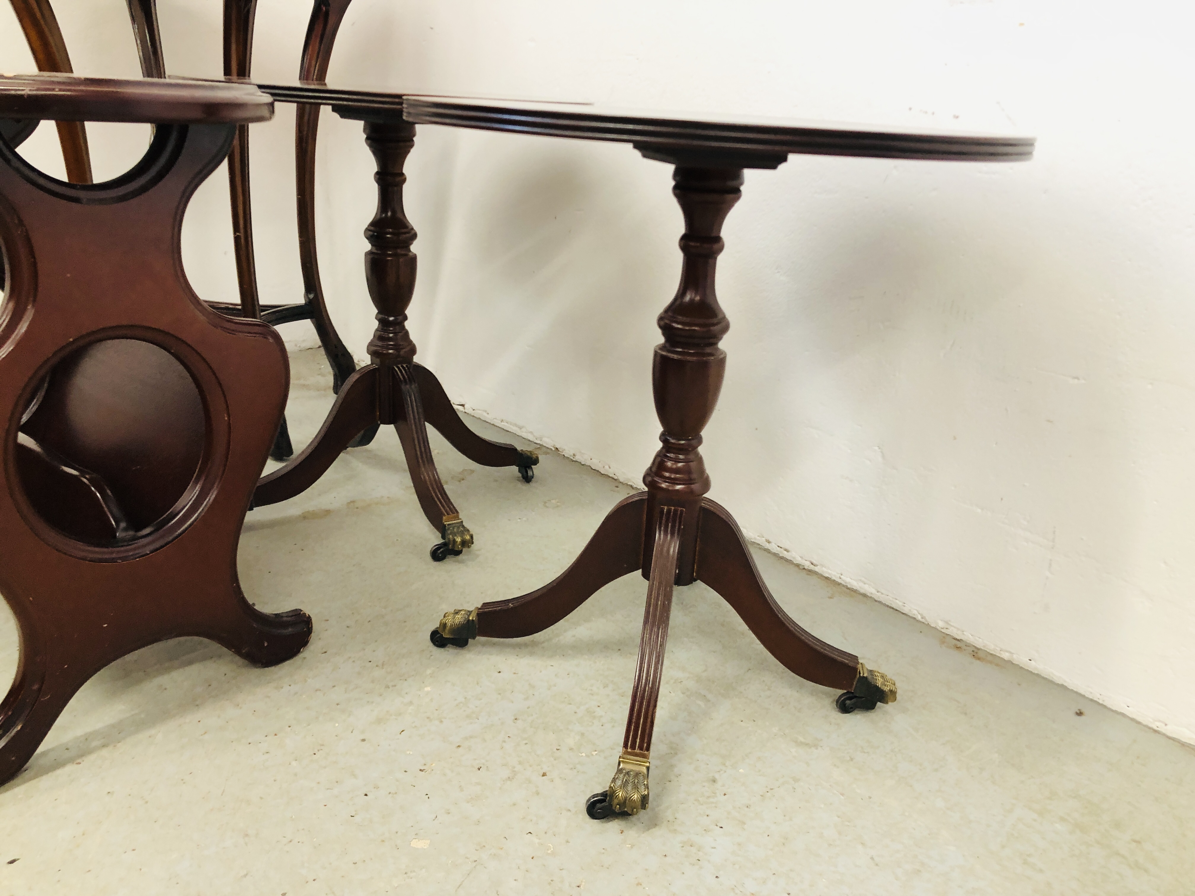 REPRODUCTION MAHOGANY FINISH OCCASIONAL TABLES + PAIR OF REPRODUCTION MAHOGANY OCCASIONAL LAMP - Image 4 of 10