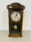 AN OAK CASED REGULATOR STYLE HANGING WALL CLOCK WITH STRIKING MOVEMENT HEIGHT 76CM.