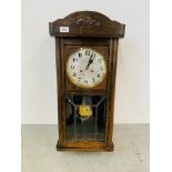 AN OAK CASED REGULATOR STYLE HANGING WALL CLOCK WITH STRIKING MOVEMENT HEIGHT 76CM.