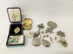 COLLECTION OF VINTAGE JEWELLERY TO INCLUDE 4 X BROOCHES SET WITH MARCASITE AND ONE OTHER,